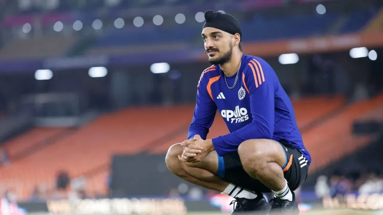 ਭਾਰਤੀ ਕ੍ਰਿਕਟਰ ਅਰਸ਼ਦੀਪ ਸਿੰਘ ਇਸ ਸਮੇਂ ਆਪਣੀ ਪਰਸਨਲ ਲਾਈਫ ਨੂੰ ਲੈ ਕੇ ਖ਼ਬਰਾਂ ਵਿੱਚ ਹਨ, ਕਿਉਂਕਿ ਸੋਸ਼ਲ ਮੀਡੀਆ 'ਤੇ ਸ਼ੇਅਰ ਕੀਤੀਆਂ ਗਈਆਂ ਕੁਝ ਮਿਸਟੀਰਿਅਸ ਤਸਵੀਰਾਂ ਨੇ ਉਨ੍ਹਾਂ ਦੀ ਡੇਟਿੰਗ ਲਾਈਫ ਬਾਰੇ ਕਿਆਸ ਅਰਾਈਆਂ ਤੇਜ ਕਰ ਦਿੱਤੀਆਂ ਹਨ, ਅਤੇ ਫੈਨਸ ਹੁਣ ਇਹ ਜਾਣਨ ਲਈ ਉਤਸੁਕ ਹਨ ਕਿ ਉਨ੍ਹਾਂ ਦੀ ਜ਼ਿੰਦਗੀ ਵਿੱਚ ਕਿਹੜੀ ਖਾਸ ਕੁੜੀ ਆਈ ਹੈ।