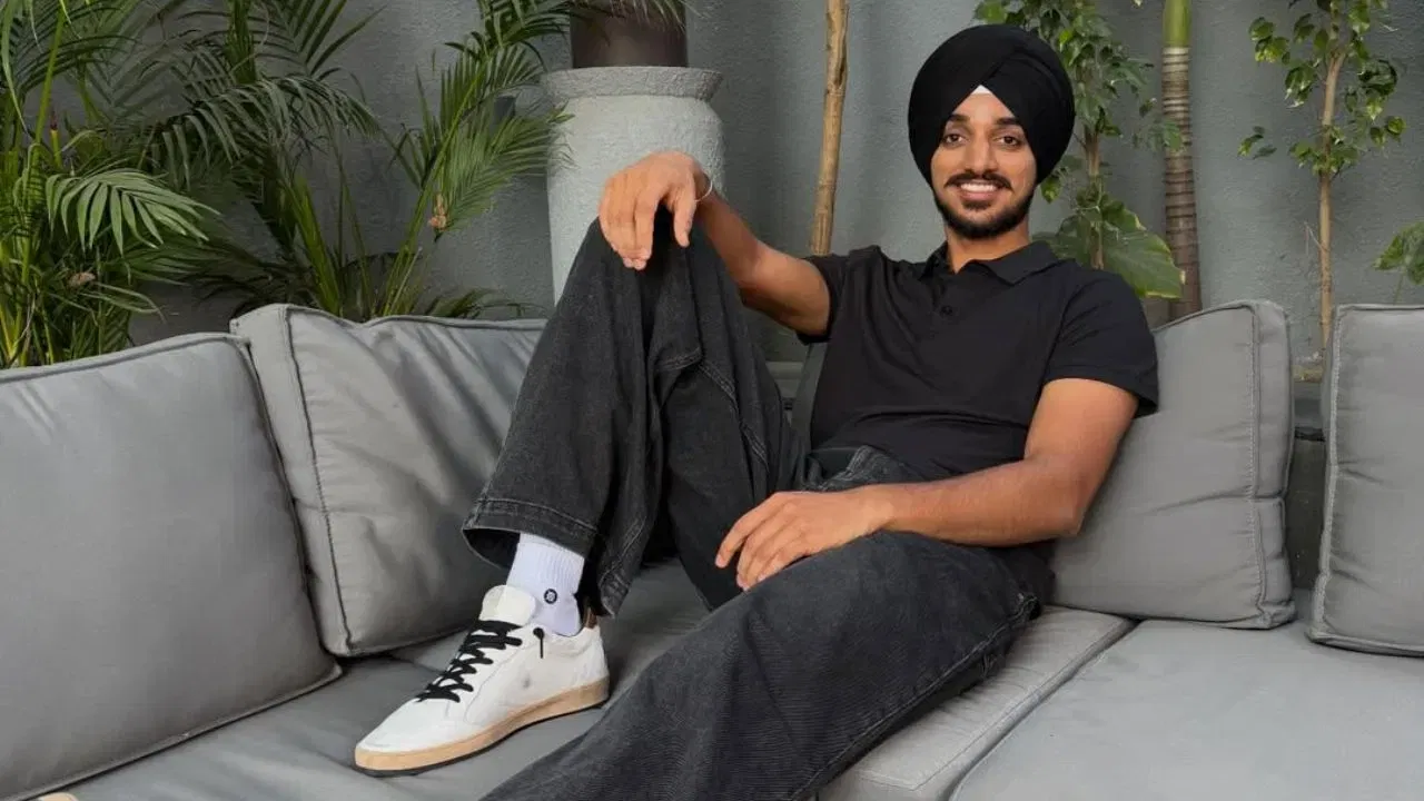 ਵਾਇਰਲ ਫੋਟੋਆਂ ਵਿੱਚ, ਅਰਸ਼ਦੀਪ ਸਿੰਘ ਇੱਕ ਕੁੜੀ ਨਾਲ ਹੱਥ ਫੜੇ ਹੋਏ ਨਜਰ ਆ ਰਹੇ ਹਨ। ਹਾਲਾਂਕਿ ਕੁੜੀ ਦਾ ਚਿਹਰਾ ਸਾਫ਼ ਦਿਖਾਈ ਨਹੀਂ ਦੇ ਰਿਹਾ ਹੈ, ਪਰ ਪ੍ਰਸ਼ੰਸਕਾਂ ਨੇ ਫੋਟੋ ਦੇ ਟੈਟੂ ਅਤੇ ਸਟਾਈਲ ਦੇ ਆਧਾਰ 'ਤੇ ਅੰਦਾਜ਼ਾ ਲਗਾਉਣਾ ਸ਼ੁਰੂ ਕਰ ਦਿੱਤਾ ਕਿ ਉਹ ਇੱਕ ਜਾਣੀ-ਪਛਾਣੀ ਸ਼ਖਸੀਅਤ ਹੋ ਸਕਦੀ ਹੈ।