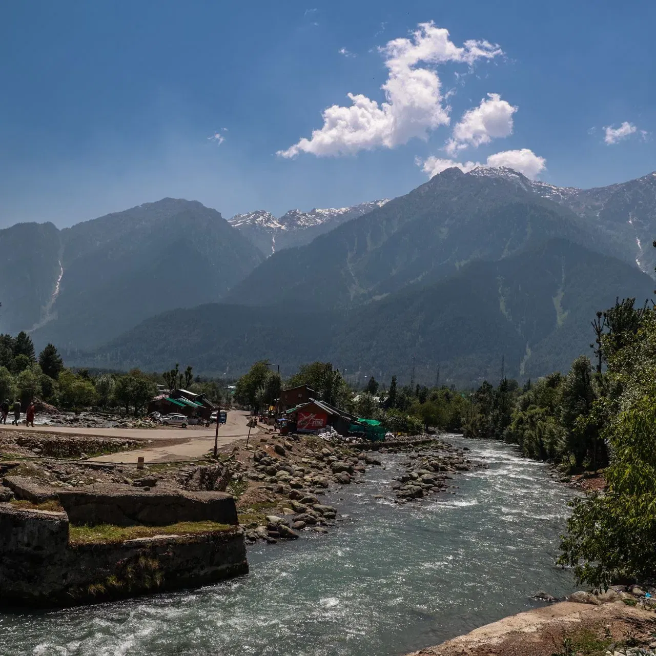 ਬੈਸਰਨ ਘਾਟੀ ਸਿਰਫ਼ ਘਾਹ ਦੇ ਮੈਦਾਨ ਨਹੀਂ ਹੈ, ਸਗੋਂ ਇਸ ਵਿੱਚ ਘੁੰਮਣ-ਫਿਰਨ ਲਈ ਨੇੜੇ-ਤੇੜੇ ਬਹੁਤ ਸਾਰੀਆਂ ਸ਼ਾਨਦਾਰ ਥਾਵਾਂ ਵੀ ਹਨ। ਉਦਾਹਰਣ ਵਜੋਂ, ਤੁਲੀਅਨ ਝੀਲ, ਬੈਸਰ ਤੋਂ 11 ਕਿਲੋਮੀਟਰ ਦੂਰ ਸਥਿਤ ਹੈ। ਜੇਕਰ ਤੁਸੀਂ ਟ੍ਰੈਕਰ ਹੋ, ਤਾਂ ਤੁਸੀਂ ਉੱਥੇ ਟ੍ਰੈਕਿੰਗ ਕਰ ਸਕਦੇ ਹੋ ਅਤੇ ਨਦੀ ਦੇ ਕੰਢੇ ਬੈਠ ਕੇ ਸ਼ਾਂਤੀ ਅਤੇ ਸੁਕੂਨ ਦੇ ਪਲਾਂ ਦਾ ਆਨੰਦ ਮਾਣ ਸਕਦੇ ਹੋ।