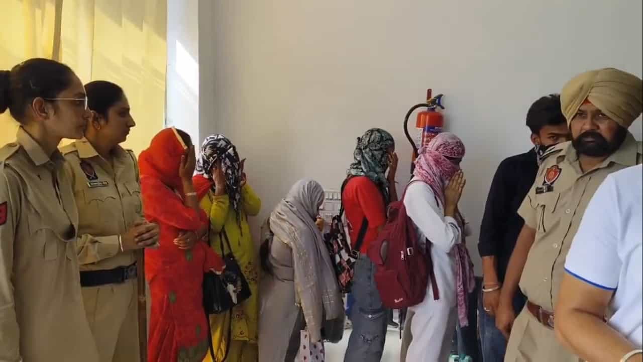 ਬਰਨਾਲਾ ਬੱਸ ਸਟੈਂਡ ਨੇੜੇ ਹੋਟਲ ਤੇ ਰੇਡ, ਪੁਲਿਸ ਨੇ 10 ਮੁਡੇ-ਕੁੜੀਆਂ ਨੂੰ ਕੀਤਾ ਅਰੈਸਟ, ਸਥਾਨਕ ਲੋਕ ਬੋਲੇ- ਇੱਕ ਲੜਕੀ ਨਾਲ 3 ਮੁੰਡੇ ਜਾਂਦੇ ਸੀ ਅੰਦਰ