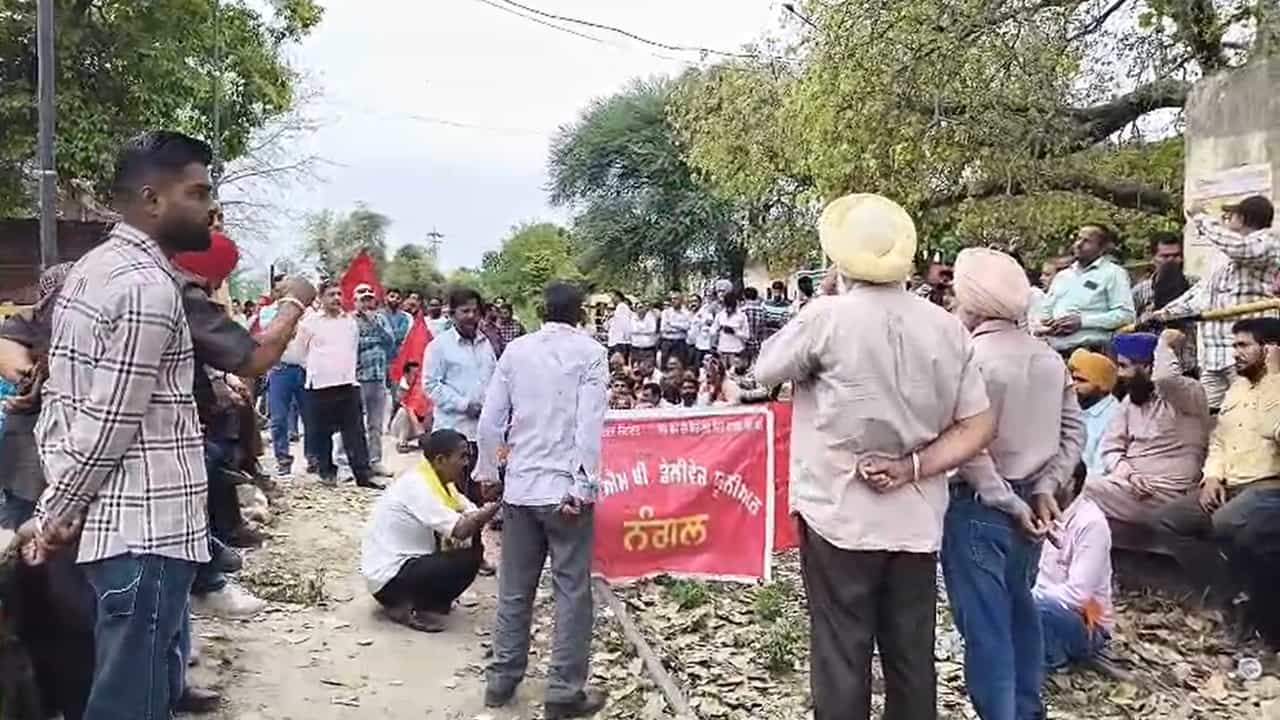 BBMB ਖਿਲਾਫ਼ ਡੇਲੀ ਵੇਜ਼ ਵਰਕਰਾਂ ਦਾ ਧਰਨਾ, ਭਾਖੜਾ ਡੈਮ ਵੱਲ ਜਾਣ ਵਾਲੀਆਂ ਟ੍ਰੇਨਾਂ-ਬੱਸਾਂ ਰੋਕੀਆਂ BBMB ਖਿਲਾਫ਼ ਡੇਲੀ ਵੇਜ਼ ਵਰਕਰਾਂ ਦਾ ਧਰਨਾ, ਭਾਖੜਾ ਡੈਮ ਵੱਲ ਜਾਣ ਵਾਲੀਆਂ ਟ੍ਰੇਨਾਂ-ਬੱਸਾਂ ਰੋਕੀਆਂ