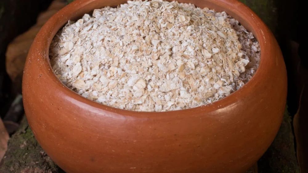 ਜੇਕਰ ਤੁਹਾਡੀ ਚਮੜੀ ਧੁੰਦਲੀ ਦਿਖਾਈ ਦਿੰਦੀ ਹੈ ਅਤੇ ਮਰੀ ਹੋਈ ਚਮੜੀ ਨੇ ਇਸ ਦੀ ਚਮਕ ਨੂੰ ਘਟਾ ਦਿੱਤਾ ਹੈ, ਤਾਂ ਓਟਸ ਮਦਦਗਾਰ ਹੋ ਸਕਦਾ ਹੈ। ਓਟਸ ਨੂੰ ਪੀਸ ਕੇ ਪਾਊਡਰ ਬਣਾਓ। ਸ਼ਹਿਦ, ਦੁੱਧ ਜਾਂ ਦਹੀਂ ਮਿਲਾਓ। ਇਸਨੂੰ ਕੁਝ ਮਿੰਟਾਂ ਲਈ ਆਪਣੇ ਚਿਹਰੇ 'ਤੇ ਲਗਾਓ। ਫਿਰ, ਆਪਣੇ ਚਿਹਰੇ ਨੂੰ ਹੌਲੀ-ਹੌਲੀ ਸਾਫ਼ ਕਰੋ। ਦੁੱਧ ਅਤੇ ਦਹੀਂ ਵਿੱਚ ਲੈਕਟਿਕ ਐਸਿਡ ਹੁੰਦਾ ਹੈ, ਜੋ ਚਿਹਰੇ ਨੂੰ ਚਮਕਦਾਰ ਬਣਾਉਂਦਾ ਹੈ, ਜਦੋਂ ਕਿ ਓਟਸ ਚਮੜੀ ਨੂੰ ਡੂੰਘਾਈ ਨਾਲ ਸਾਫ਼ ਕਰਦਾ ਹੈ। ਤੁਸੀਂ ਇਸ ਪੈਕ ਨੂੰ ਹਫ਼ਤਾਵਾਰੀ ਲਗਾ ਸਕਦੇ ਹੋ। (Image: Getty Images)