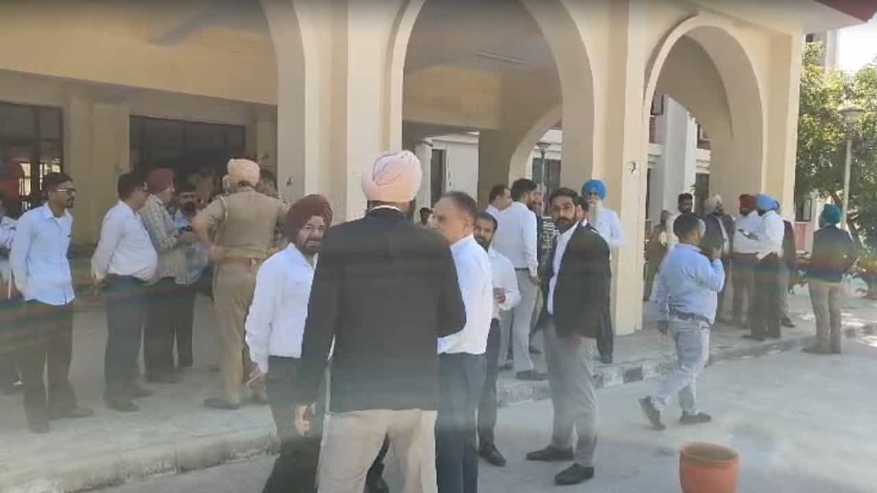 ਚੰਡੀਗੜ੍ਹ-ਜਲੰਧਰ ਦੇ ਸਕੂਲਾਂ ਨੂੰ ਬੰਬ ਨਾਲ ਉਡਾਉਣ ਦੀ ਧਮਕੀ, ਫਿਰੋਜ਼ਪੁਰ ਜ਼ਿਲ੍ਹਾ ਕੋਰਟ ਨੂੰ ਵੀ ਮਿਲੀ E-mail