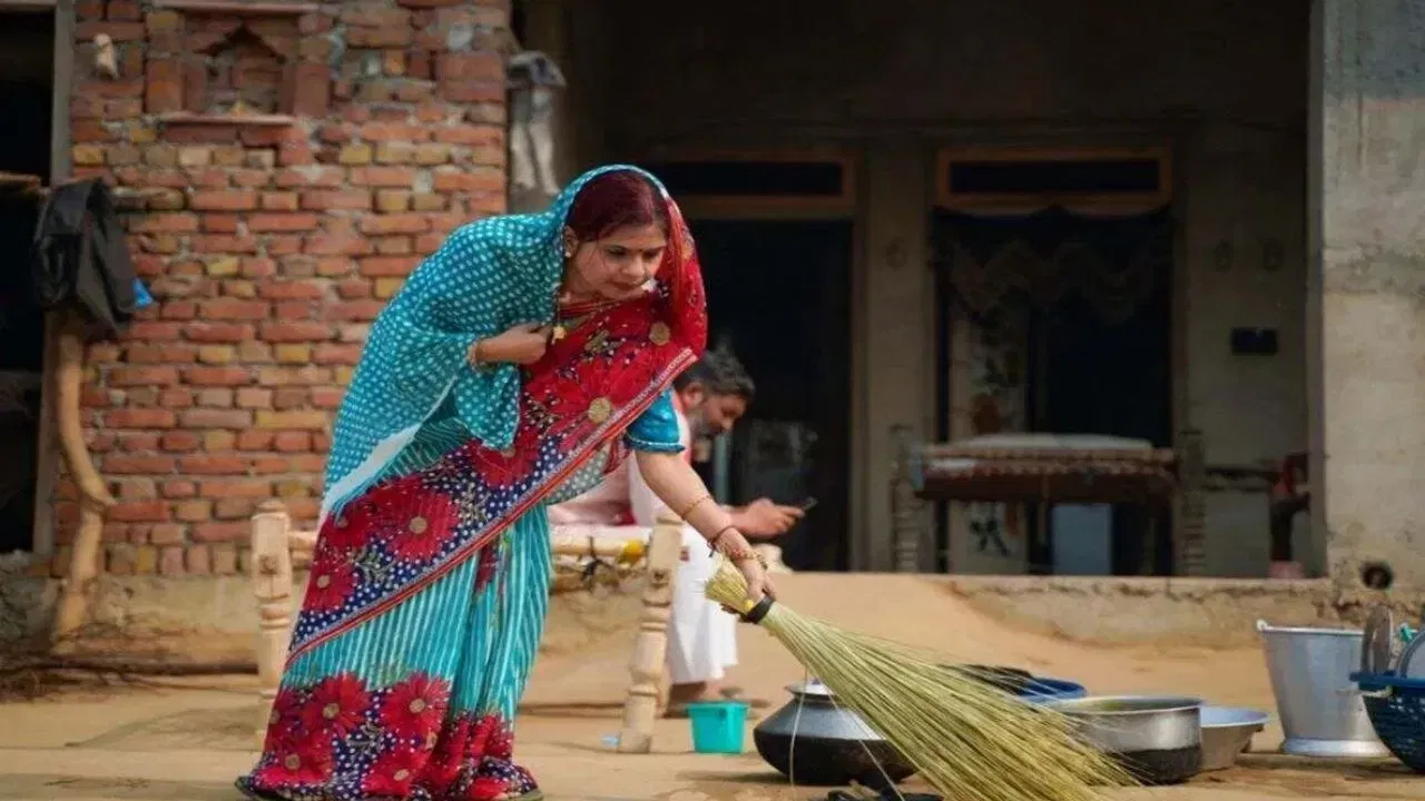 ਹਰ ਘਰ ਵਿੱਚ ਰੋਜ਼ਾਨਾ ਝਾੜੂ ਰੱਖਿਆ ਜਾਂਦਾ ਹੈ, ਪਰ ਬਹੁਤ ਘੱਟ ਲੋਕ ਜਾਣਦੇ ਹਨ ਕਿ ਇਸਨੂੰ ਕਿੱਥੇ ਰੱਖਣਾ ਚਾਹੀਦਾ ਹੈ। ਵਾਸਤੂ ਸ਼ਾਸਤਰ ਦੇ ਅਨੁਸਾਰ, ਕਿਤੇ ਵੀ ਝਾੜੂ ਰੱਖਣ ਨਾਲ ਸਮੱਸਿਆਵਾਂ ਪੈਦਾ ਹੋ ਸਕਦੀਆਂ ਹਨ। ਬਹੁਤ ਸਾਰੇ ਲੋਕ ਬੈੱਡਰੂਮ ਵਿੱਚ ਝਾੜੂ ਰੱਖਦੇ ਹਨ, ਪਰ ਵਾਸਤੂ ਅਨੁਸਾਰ, ਕੀ ਅਜਿਹਾ ਕਰਨਾ ਸ਼ੁਭ ਹੈ ਜਾਂ ਅਸ਼ੁਭ? ਆਓ ਜਾਣਦੇ ਹਾਂ। (ਫੋਟੋ ਕ੍ਰੈਡਿਟ: AI Whisk)