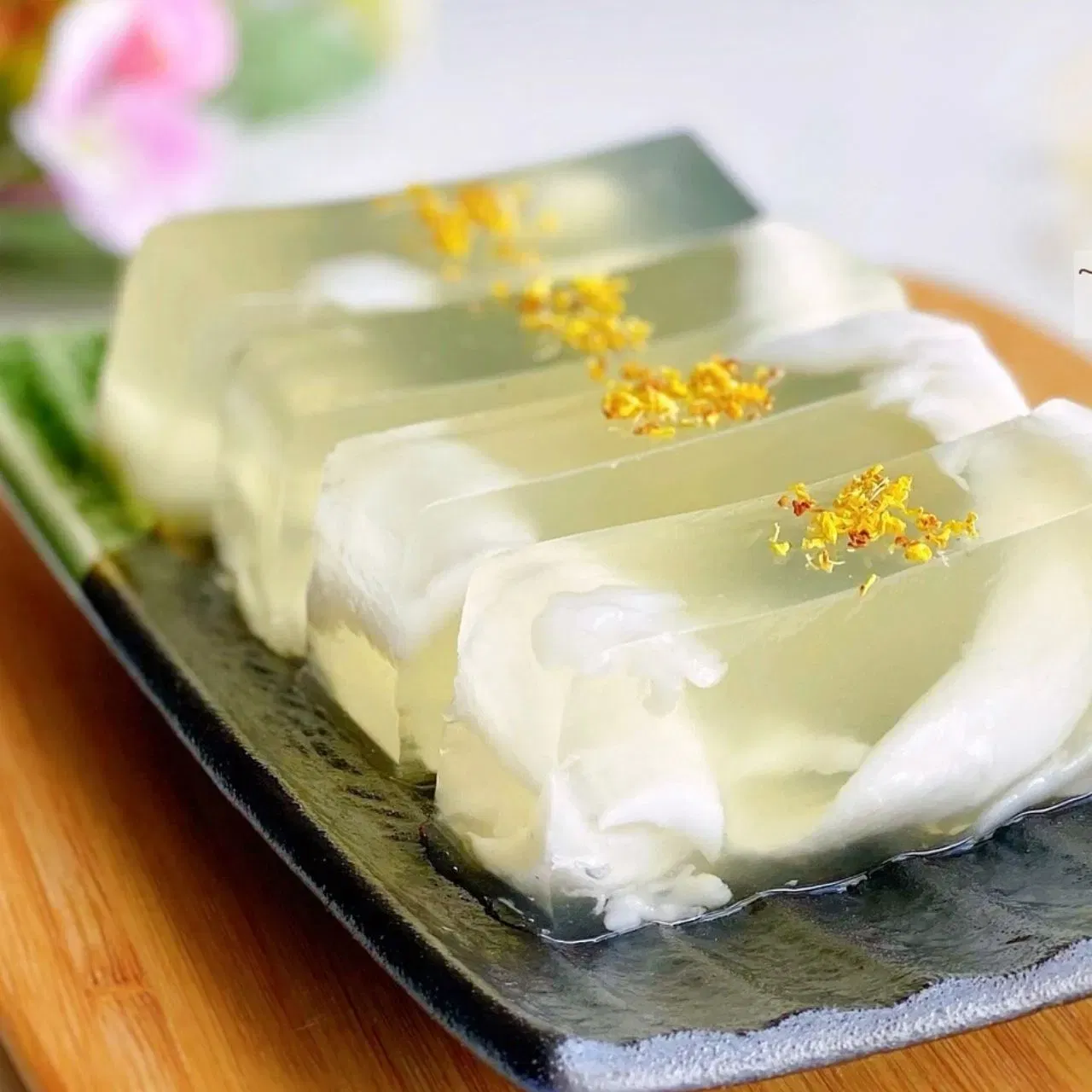 ਨਾਰੀਅਲ ਜੈਲੀ ਬਣਾਓ: ਕੋਕੋਨੈੱਟ ਜੈਲੀ ਬਣਾਉਣ ਲਈ, ਇੱਕ ਟੈਂਡਰ ਕੋਕੋਨੈੱਟ ਲਓ, ਇਸਦਾ ਪਾਣੀ ਕੱਢ ਕੇ ਇਸਦਾ ਪਾਣੀ ਕੱਢਕੇ ਇੱਕ ਪੈਨ ਵਿੱਚ ਪਾਓ। ਗੈਸ ਚਾਲੂ ਕਰੋ ਅਤੇ ਇਸ ਵਿੱਚ ਇੱਕ ਉਬਾਲ ਆਉਣ ਦਿਓ। ਇਸ ਪੜਾਅ 'ਤੇ, ਅਗਰ-ਅਗਰ ਪਾਓ ਅਤੇ ਇਸਨੂੰ ਥੋੜ੍ਹੀ ਦੇਰ ਲਈ ਪੱਕਣ ਦਿਓ। ਫਿਰ, ਨਾਰੀਅਲ ਕਰੀਮ ਨੂੰ ਛੋਟੇ ਟੁਕੜਿਆਂ ਵਿੱਚ ਕੱਟੋ। ਪਕਾਏ ਹੋਏ ਨਾਰੀਅਲ ਪਾਣੀ ਅਤੇ ਕਰੀਮ ਨੂੰ ਇੱਕ ਕੰਟੈਨਰ ਵਿੱਚ ਪਾਓ। ਥੋੜ੍ਹੀ ਦੇਰ ਬਾਅਦ, ਜੈਲੀ ਠੋਸ ਹੋ ਜਾਵੇਗੀ। ਠੰਡਾ ਕਰੋ ਅਤੇ ਖਾਓ। ਜੇ ਚਾਹੋ, ਤਾਂ ਤੁਸੀਂ ਚੀਆ ਬੀਜ ਵੀ ਪਾ ਸਕਦੇ ਹੋ ਅਤੇ ਮਿਠਾਸ ਲਈ ਸਟੀਵੀਆ ਜਾਂ ਸ਼ਹਿਦ ਪਾ ਸਕਦੇ ਹੋ। (ਚਿੱਤਰ: mfa_dingoozatfood)