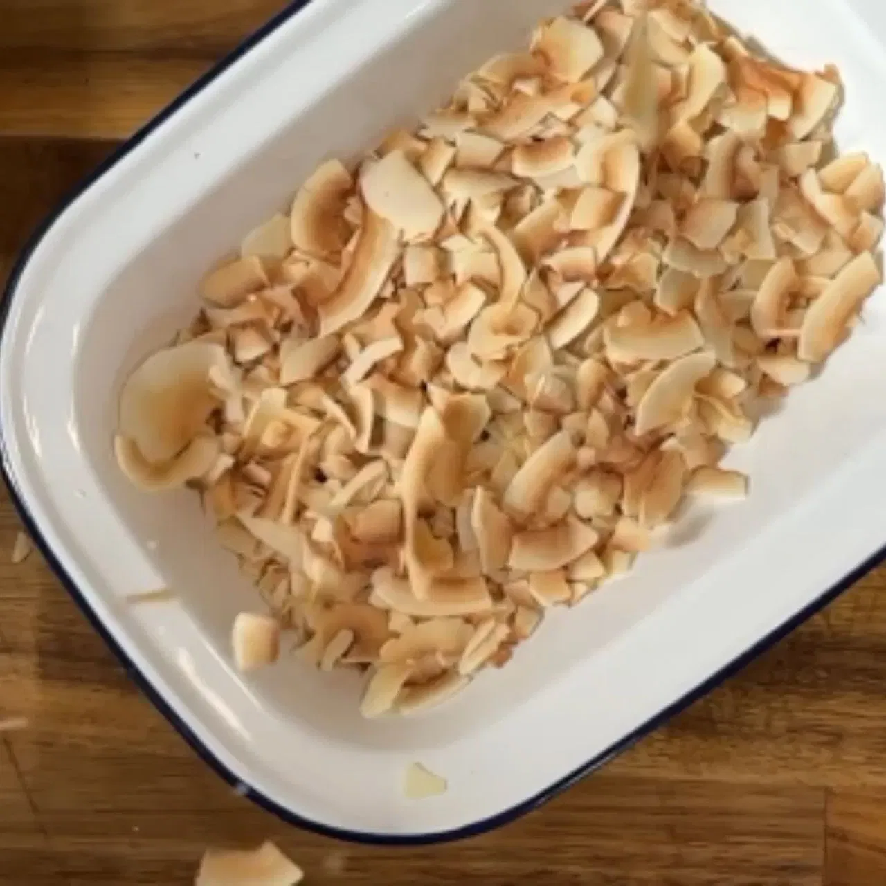 ਨਾਰੀਅਲ ਦੇ ਚਿਪਸ: ਤੁਸੀਂ ਕਰਿਸਪੀ ਨਾਰੀਅਲ ਚਿਪਸ ਬਣਾ ਸਕਦੇ ਹੋ, ਜਿਨ੍ਹਾਂ ਨਟੀ ਫਲੇਵਰ ਵਾਲੇ ਹੁੰਦੇ ਹਨ ਅਤੇ ਇਹ ਇੱਕ ਵਧੀਆ, ਹੈਲਦੀ ਸਨੈਕ ਹਨ। ਅਜਿਹਾ ਕਰਨ ਲਈ, ਨਾਰੀਅਲ ਦੇ ਪਤਲੇ-ਪਤਲੇ ਟੁਕੜੇ ਕਰ ਲਵੋ। ਫਿਰ ਉਹਨਾਂ ਨੂੰ 140°F-325°F 'ਤੇ ਬੇਕ ਕਰੋ।ਟੇਸਟ ਲਈ ਤੁਸੀਂ ਹਲਕਾ ਨਮਕ ਜਾਂ ਮੈਪਲ ਸਿਰਪ ਐਡ ਕਰ ਸਕਦੇ ਹੋ। ਇਹਨਾਂ ਤੋਂ ਬਿਨਾਂ ਵੀ ਇਹ ਚਿਪਸ ਖਾਣ ਵਿੱਚ ਟੇਸਟੀ ਲੱਗਦੇ ਹਨ। ਜੇਕਰ ਤੁਹਾਡੇ ਕੋਲ ਓਵਨ ਨਹੀਂ ਹੈ, ਤਾਂ ਤੁਸੀਂ ਇਹਨਾਂ ਨੂੰ ਇੱਕ ਪੈਨ ਵਿੱਚ ਹਲਕੇ ਸੇਕ 'ਤੇ ਰੋਸਟ ਕਰ ਸਕਦੇ ਹੋ, ਜਦੋਂ ਤੱਕ ਉਹ ਗੋਲਡਨ ਅਤੇ ਕ੍ਰਿਸਪੀ ਨਾ ਹੋ ਜਾਵੇ। (Image: coconutmerchant)