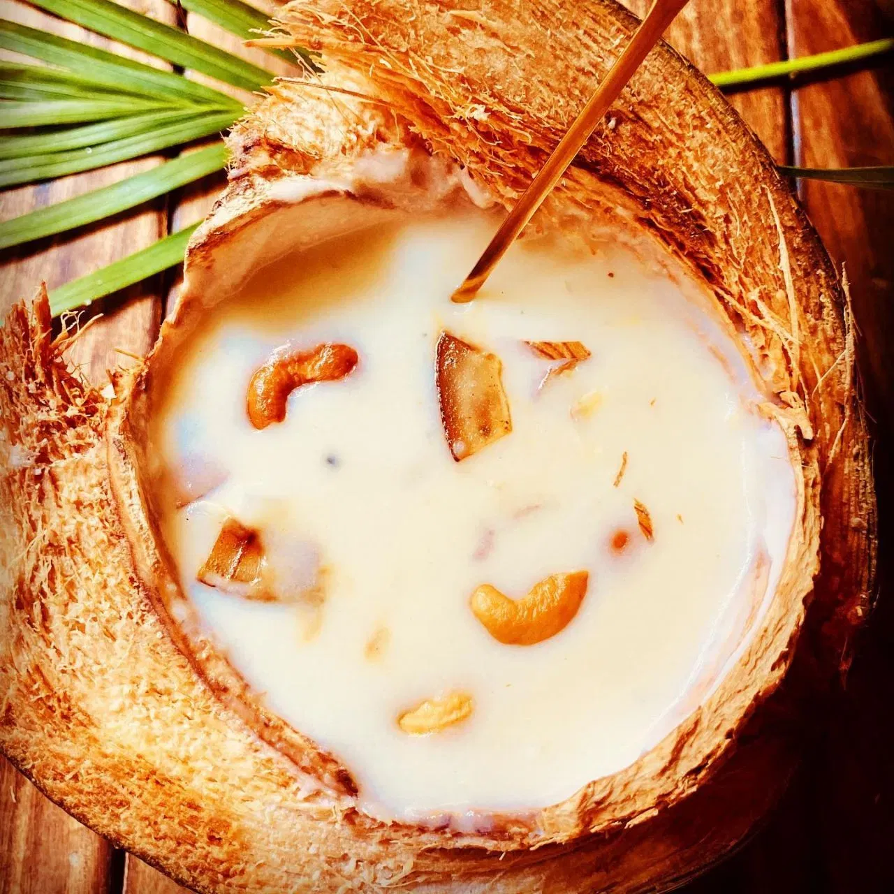 ਨਾਰੀਅਲ ਦੀ ਖੀਰ: ਨਾਰੀਅਲ ਦੀ ਖੀਰ ਬਣਾਉਣ ਲਈ, ਤੁਸੀਂ ਫਰੈਸ਼ ਨਾਰੀਅਲ ਨੂੰ ਕੱਦੂਕਸ ਕਰ ਲਵੋ ਅਤੇ ਇਸੇ ਦੇ ਨਾਲ  ਤੁਸੀਂ ਕੋਕਨੈਟ ਮਿਲਕ ਚਾਹੀਦਾ ਹੋਵੇਗਾ। ਤੁਸੀਂ ਚਾਹੋ ਤਾਂ ਟੈਂਡਕ ਕੋਕਨੈਟ ਦੀ ਮਲਾਈ ਵੀ ਲੈ ਸਕਦੇ ਹੋ। ਇਸ ਨਾਲ ਟੈਸਟ ਹੋਰ ਵੀ ਨਿਖਰ ਜਾਂਦਾ ਹੈ।  ਪਹਿਲਾਂ, ਦੁੱਧ ਨੂੰ ਹਲਕੀ ਅੱਗ 'ਤੇ ਉਬਾਲਣ ਦਿਓ। ਇੱਕ ਉਬਾਲ ਆਉਣ 'ਤੇ, ਪੀਸਿਆ ਹੋਇਆ ਨਾਰੀਅਲ ਪਾਓ। ਗਾੜ੍ਹਾ ਹੋਣ ਤੱਕ ਪਕਾਓ, ਫਿਰ ਖੰਡ, ਨਾਰੀਅਲ ਕਰੀਮ, ਇਲਾਇਚੀ, ਬਦਾਮ, ਅਖਰੋਟ, ਕਾਜੂ ਅਤੇ ਕਿਸ਼ਮਿਸ਼ ਪਾਓ। (ਚਿੱਤਰ: kerala_foodie_centre)