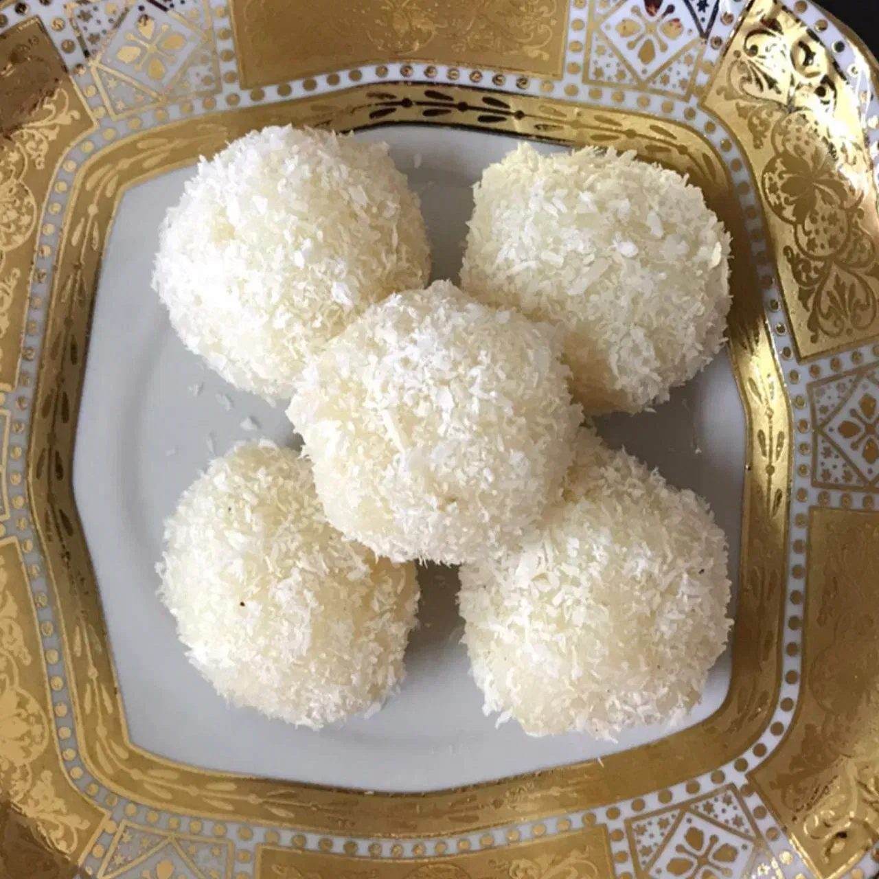 ਨਾਰੀਅਲ ਲੱਡੂ/ਬਰਫੀ: ਅਕਸਰ ਭਾਰਤੀ ਘਰਾਂ ਵਿੱਚ ਖਾਸ ਮੌਕਿਆਂ ਲਈ ਨਾਰੀਅਲ ਦੇ ਲੱਡੂ ਬਣਾਏ ਜਾਂਦੇ ਹਨ। ਤੁਸੀਂ ਵੀ ਇਸਨੂੰ ਟ੍ਰਾਈ ਕਰ ਸਕਦੇ ਹੋ। ਇਸ ਤੋਂ ਇਲਾਵਾ, ਇਸਨੂੰ ਬਰਫ਼ੀ ਬਣਾਇਆ ਜਾ ਸਕਦਾ ਹੈ। ਤੁਸੀਂ ਗੁਜਰਾਤੀ ਸਟਾਈਲ ਖੋਪੜਾ ਪਾਕ ਬਣਾ ਸਕਦੇ ਹੋ, ਜੋ ਖਾਣ ਵਿੱਚ ਬਹੁਤ ਹੀ ਸੁਆਦੀ ਲੱਗਦਾ ਹੈ। ਇਸਨੂੰ ਬਣਾਉਣ ਲਈ, ਨਾਰੀਅਲ ਨੂੰ ਕੱਦੂਕੱਸ ਕਰਕੇ ਫੁੱਲ ਕ੍ਰੀਮ ਦੁੱਧ ਵਿੱਚ ਗਾੜ੍ਹਾ ਹੋਣ ਤੱਕ ਪਕਾਓ। ਇੱਕ ਚੱਮਚ ਘਿਓ, ਇਲਾਇਚੀ, ਖੰਡ ਅਤੇ ਨਟਸ ਐਡ ਕਰਕੇ ਬਰਫ਼ੀ ਨੂੰ ਜਮ੍ਹਾ ਲਵੋ। (ਚਿੱਤਰ: the_lockdown_magic)