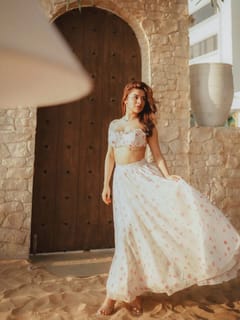 ਗਰਮੀ ਦੇ ਵਿਆਹਾਂ ਲਈ ਬੈਸਟ ਰਹਿਣਗੇ ਇਨ੍ਹਾਂ ਡਿਜ਼ਾਈਨਾਂ ਦੇ ਲਹਿੰਗੇ...