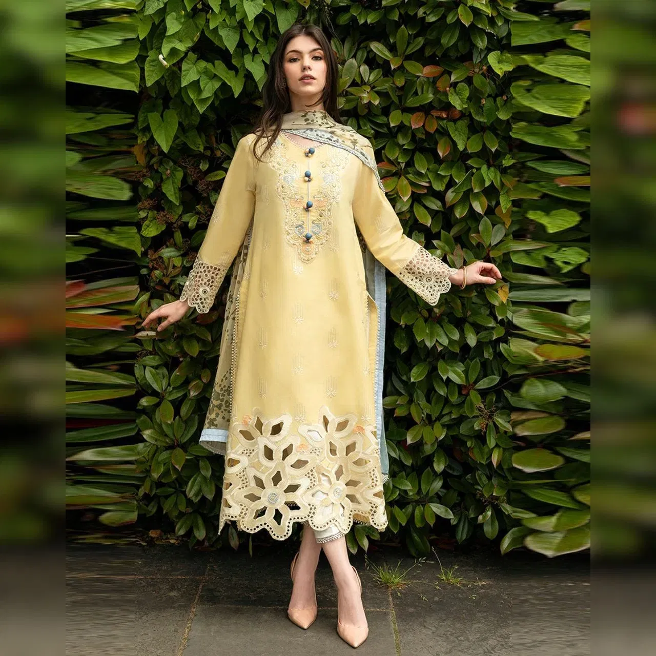 ਪਾਕਿਸਤਾਨੀ ਸੂਟਾਂ ਵਿੱਚ ਕੱਟ ਵਰਕ ਵੀ ਕਾਫੀ ਪਸੰਦ ਕੀਤਾ ਜਾਂਦਾ ਹੈ। ਇਸ ਫੋਟੋ ਵਿੱਚ ਦਿਖਾਈ ਦੇਣ ਵਾਲੇ ਸੂਟ ਦੇ ਪੱਲੂ 'ਤੇ ਫੁਲਾਵਰ ਵਾਲਾ ਕੱਟ ਦਿੱਤਾ ਗਿਆ ਹੈ। ਸਲੀਵਜ਼ ਵਿੱਚ ਵੀ ਕਾਫੀ ਬਾਰੀਕ ਕੱਟ ਵਰਕ ਹਨ। ਇਸਦੇ ਨਾਲ ਹੀ ਸ਼ਿਫੋਨ ਪ੍ਰਿੰਟਡ ਦੁਪੱਟਾ ਵੀ ਬਹੁਤ ਸੋਹਣਾ ਲੱਗ ਰਿਹਾ ਹੈ। ਇਹ ਲੂਜ਼-ਫਿੱਟ ਸੂਟ ਵੀ ਭਾਰਤੀ ਔਰਤਾਂ ਦੇ ਪਸੰਦੀਦਾ ਬਣ ਰਹੇ ਹਨ। ( Credit: fabricoz.com.au/Instagram)