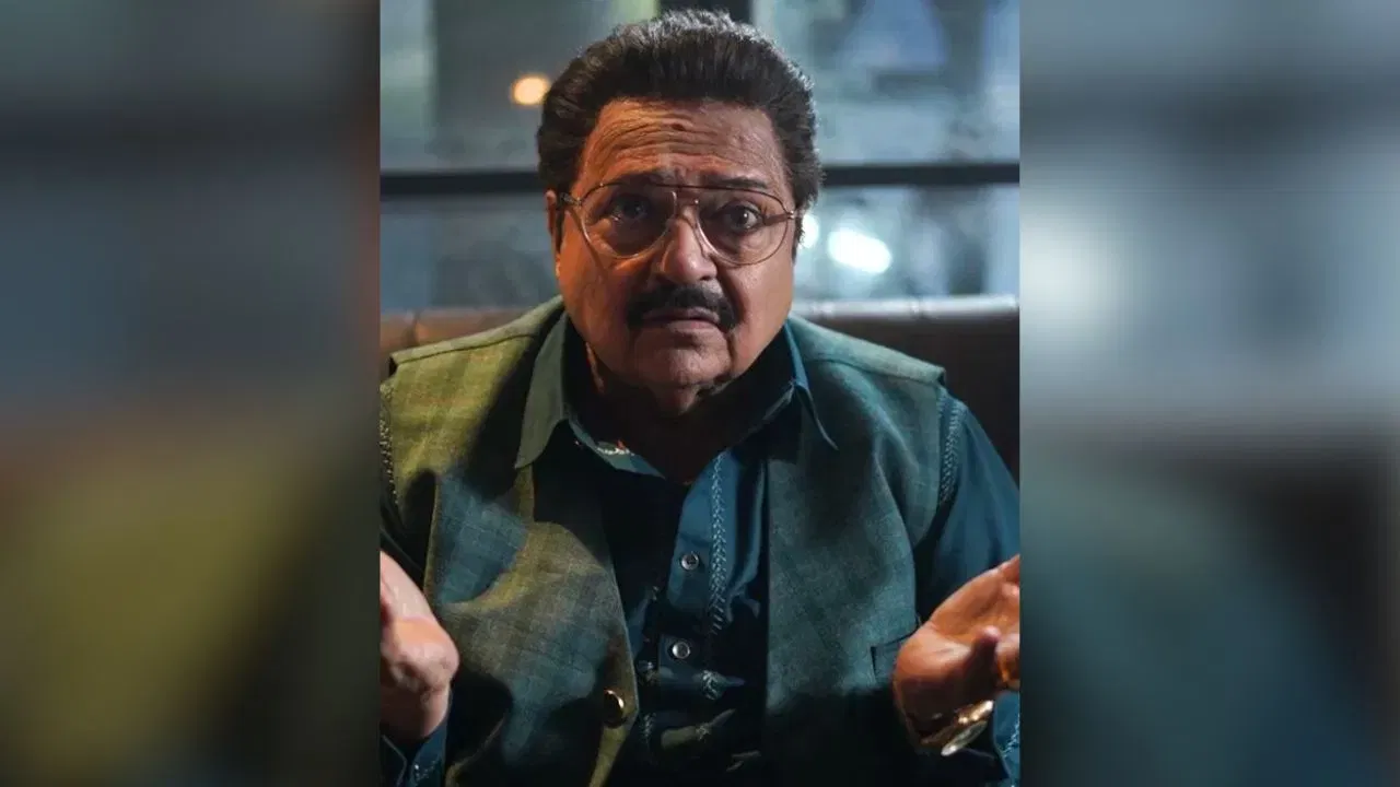 ਜਦੋਂ 'ਧੁਰੰਧਰ 2' ਰਿਲੀਜ਼ ਹੋਈ ਸੀ, ਤਾਂ ਰਣਵੀਰ ਸਿੰਘ ਦੀ ਚਰਚਾ ਜੋਰਾਂ ਤੇ ਸੀ, ਪਰ ਉਨ੍ਹਾਂ ਤੋਂ ਇਲਾਵਾ, ਜਿਸਨੇ ਸਭ ਤੋਂ ਵੱਧ ਧਿਆਨ ਖਿੱਚਿਆ ਉਹ ਕੋਈ ਹੋਰ ਨਹੀਂ ਸਗੋਂ ਰਾਕੇਸ਼ ਬੇਦੀ ਸਨ, ਜਿਨ੍ਹਾਂ ਨੇ ਫਿਲਮ ਵਿੱਚ ਜਮੀਲ ਜਮਾਲੀ ਦੀ ਭੂਮਿਕਾ ਨਿਭਾਈ ਹੈ।