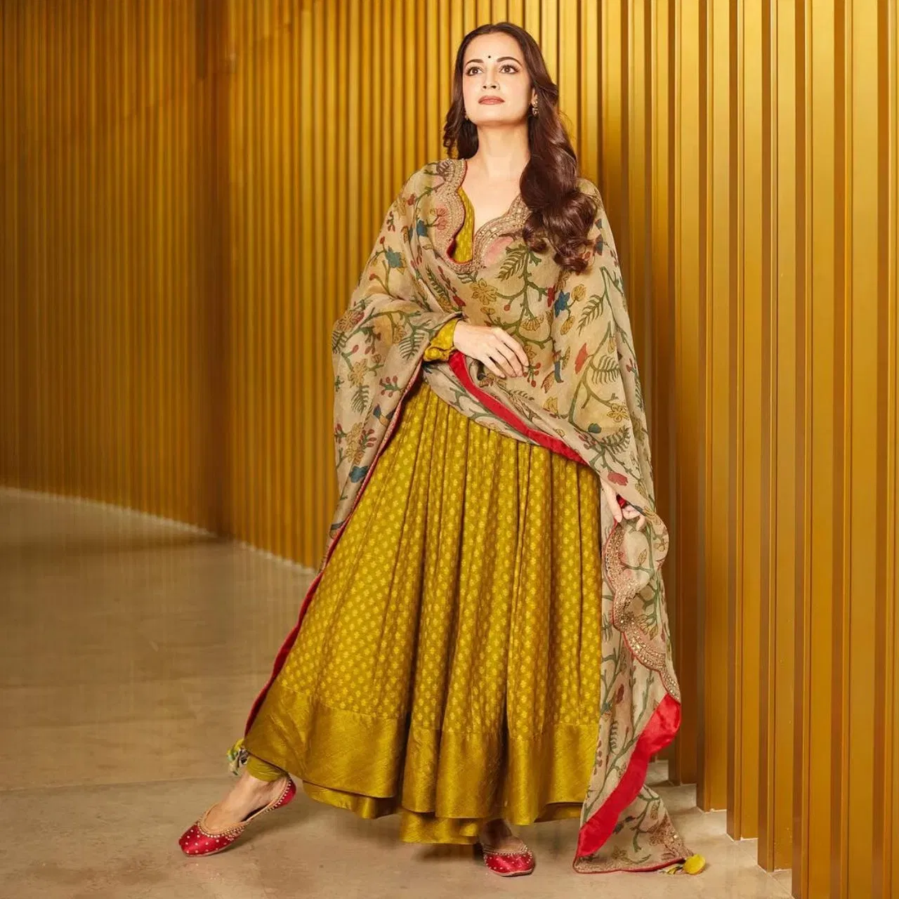 ਜੇਕਰ ਤੁਸੀਂ ਉਨ੍ਹਾਂ ਲੋਕਾਂ ਚੋਂ ਹੋ, ਜੋ ਮਿਨੀਮਲ ਅਤੇ ਐਸਥੇਟਿਕ ਲੁੱਕ ਪਸੰਦ ਕਰਦੇ ਹੋ ਤਾਂ ਦੀਆ ਮਿਰਜ਼ਾ ਦਾ ਅਨਾਰਕਲੀ ਸੂਟ ਤੁਹਾਡੇ ਲਈ ਇੰਸੀਪਰੇਸ਼ਨ ਹੋ ਸਕਦਾ ਹੈ। ਲਾਈਟ ਗ੍ਰੀਨ ਕਲਰ ਦੇ ਸੂਟ ਵਿੱਚ ਬਨਾਰਸੀ ਜ਼ਰੀ ਦਾ ਕੰਮ ਅਤੇ ਹੈਮਲਾਈਨ 'ਤੇ  ਸਿੰਪਲ ਚੌੜਾ ਬਾਰਡਰ ਹੈ। ਫਲੋਈ ਫਲੇਅਰਡ ਦੇ ਨਾਲ  ਲਾਈਟ ਵੇਟ ਪ੍ਰਿੰਟੇਡ ਦੁਪੱਟਾ ਕੰਟਰਾਸਟ ਕ੍ਰਿਏਟ ਕਰਦਾ ਹੈ। ਦੁਪੱਟੇ ਦੀ ਕਨੀਰਾ ਵਿੱਚ ਕਰਵਡ ਡਿਟੇਲਿੰਗ ਅਤੇ ਸੁੰਦਰ ਕਢਾਈ ਹੈ। ਅਦਾਕਾਰਾ ਨੇ ਆਪਣੇ ਸੂਟ ਲੁੱਕ ਨੂੰ ਰੈੱਡ ਕਲਰ ਦੀਆਂ ਖੂਬਸੂਰਤ ਜੁੱਤੀਆਂ ਨਾਲ ਕੰਪਲੀਟ ਕੀਤਾ ਹੈ।