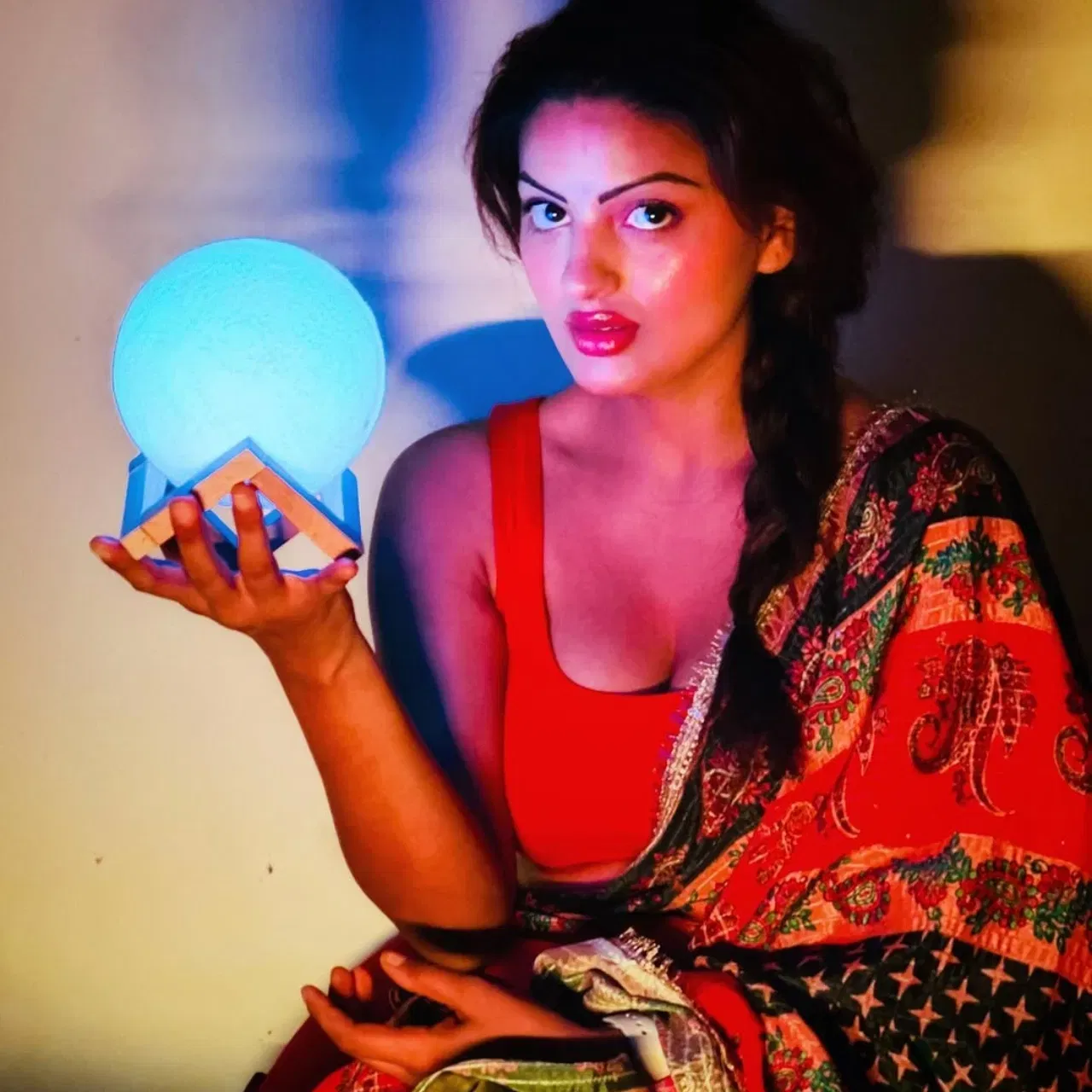 ਦਿਵਯਾਂਕਾ ਨੇ ਖੁਦ ਇੱਕ ਇੰਟਰਵਿਊ ਵਿੱਚ ਕਿਹਾ ਸੀ ਕਿ ਉਨ੍ਹਾਂ ਨੂੰ ਬਚਪਨ ਤੋਂ ਹੀ ਅਦਾਕਾਰੀ ਅਤੇ ਡਾਂਸ ਦਾ ਸ਼ੌਕ ਸੀ। ਸੁਨੰਦਾ ਸ਼ਰਮਾ ਦੇ ਇੱਕ ਗਾਣੇ 'ਤੇ ਆਧਾਰਿਤ ਉਨ੍ਹਾਂ ਦਾ ਇੱਕ ਟਿੱਕਟੋਕ ਵੀਡੀਓ ਵਾਇਰਲ ਹੋਇਆ ਸੀ, ਜਿਸਨੇ ਉਨ੍ਹਾਂ ਨੂੰ ਜਬਰਦਸਤ ਪਾਪੁਲੈਰਿਟੀ ਦੁਆਈ। ਉਸ ਵੀਡੀਓ ਨੂੰ 20 ਮਿਲੀਅਨ ਤੋਂ ਵੱਧ ਵਿਊਜ਼ ਮਿਲੇ ਹਨ। ਵਰਤਮਾਨ ਵਿੱਚ, ਦਿਵਯਾਂਕਾ ਦੇ ਇੰਸਟਾਗ੍ਰਾਮ 'ਤੇ 13 ਲੱਖ ਫਾਲੋਅਰਜ਼ ਹਨ। (ਫੋਟੋ: Divyanka Sirohi Instagram)