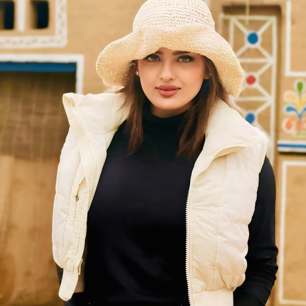 ਦਿਵਯਾਂਕਾ ਨੇ ਮੇਰਠ ਦੀ ਚੌਧਰੀ ਚਰਨ ਸਿੰਘ ਯੂਨੀਵਰਸਿਟੀ ਤੋਂ ਆਪਣੀ ਬੀਸੀਏ ਪੂਰੀ ਕੀਤੀ। ਫਿਰ ਉਨ੍ਹਾਂ ਨੇ ਸਿੱਕਮ ਤੋਂ ਐਮਬੀਏ ਕੀਤੀ। ਉਨ੍ਹਾਂ ਦੇ ਦੋ ਭਰਾ ਹਨ, ਹਿਮਾਂਸ਼ੂ ਅਤੇ ਦੀਪਾਂਸ਼ੂ, ਅਤੇ ਇੱਕ ਭੈਣ ਹਨ। ਉਹ ਆਪਣੇ ਪੂਰੇ ਪਰਿਵਾਰ ਨਾਲ ਗਾਜ਼ੀਆਬਾਦ ਵਿੱਚ ਰਹਿੰਦੀ ਸੀ। (ਫੋਟੋ: Divyanka Sirohi Instagram)