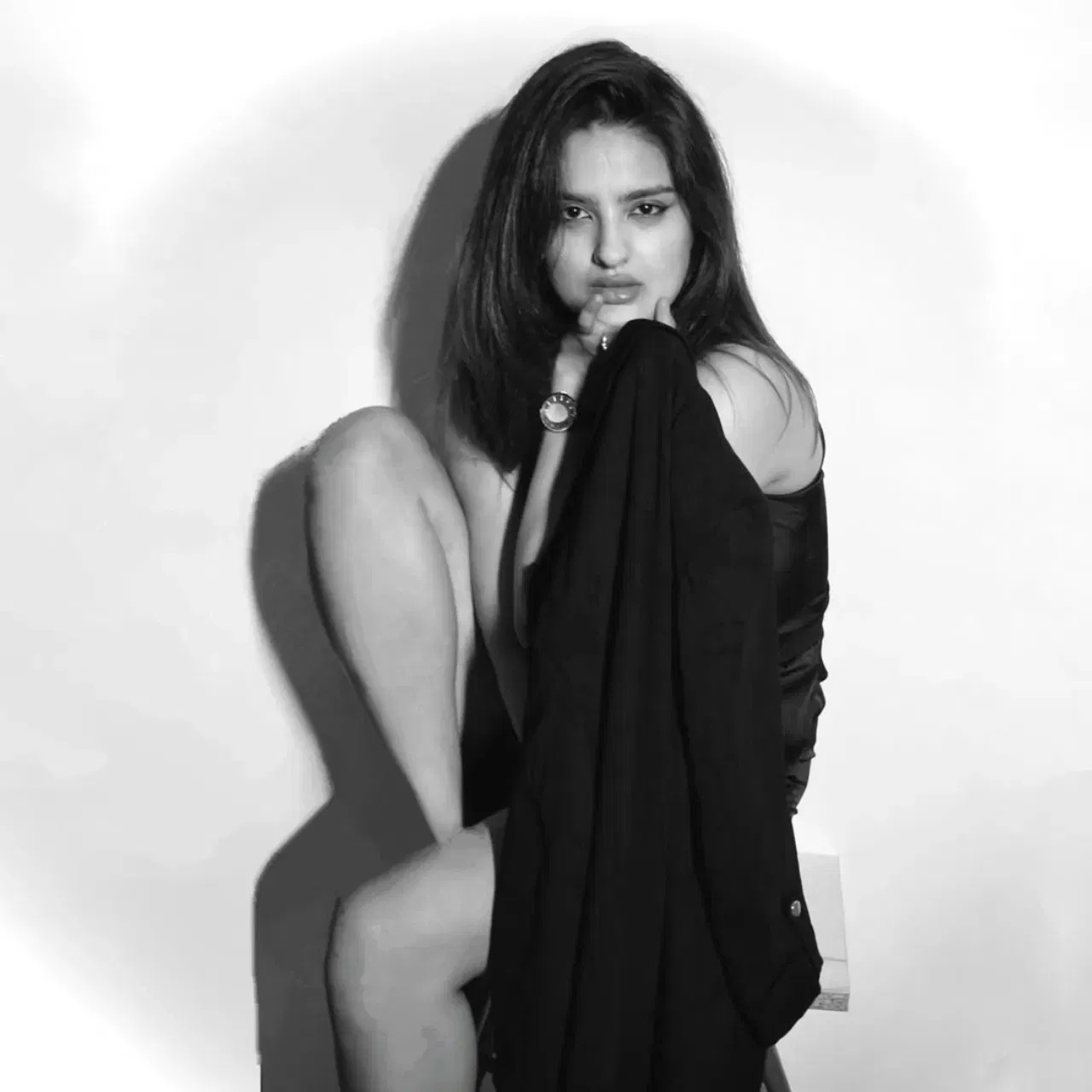 ਉੱਭਰਦੀ ਹੋਈ ਹਰਿਆਣਵੀ ਅਦਾਕਾਰਾ ਦਿਵਯਾਂਕਾ ਸਿਰੋਹੀ ਹੁਣ ਨਹੀਂ ਰਹੀ। ਉਨ੍ਹਾਂ ਦਾ ਸਿਰਫ਼ 30 ਸਾਲ ਦੀ ਉਮਰ ਵਿੱਚ ਦੇਹਾਂਤ ਹੋ ਗਿਆ। ਦੱਸਿਆ ਜਾ ਰਿਹਾ ਹੈ ਕਿ ਦਿਵਯਾਂਕਾ ਦੀ ਸਿਹਤ ਮੰਗਲਵਾਰ ਰਾਤ ਨੂੰ ਵਿਗੜ ਗਈ। ਉਹ ਚੱਕਰ ਆਉਣ ਕਾਰਨ ਡਿੱਗ ਪਈ, ਜਿਸ ਕਾਰਨ ਉਨ੍ਹਾਂਦੇ ਸਿਰ ਵਿੱਚ ਗੰਭੀਰ ਸੱਟ ਲੱਗੀ। ਉਨ੍ਹਾਂਨੂੰ ਤੁਰੰਤ ਹਸਪਤਾਲ ਲਿਜਾਇਆ ਗਿਆ, ਪਰ ਉਨ੍ਹਾਂ ਨੂੰ ਬਚਾਇਆ ਨਹੀਂ ਜਾ ਸਕਿਆ। ਦਿਵਯਾਂਕਾ ਦੀ ਮੌਤ ਨੇ ਹਰਿਆਣਵੀ ਇੰਡਸਟਰੀ ਵਿੱਚ ਸੋਗ ਦੀ ਲਹਿਰ ਫੈਲਾ ਦਿੱਤੀ ਹੈ। ਉਨ੍ਹਾਂਦੇ ਦੇਹਾਂਤ ਨਾਲ ਹਰ ਕੋਈ ਹੈਰਾਨ ਹੈ। ਆਓ ਤੁਹਾਨੂੰ ਦਿਵਯਾਂਕਾ ਬਾਰੇ ਦੱਸਦੇ ਹਾਂ ਕੁਝ ਅਹਿਮ ਗੱਲਾਂ। (ਫੋਟੋ: Divyanka Sirohi Instagram)