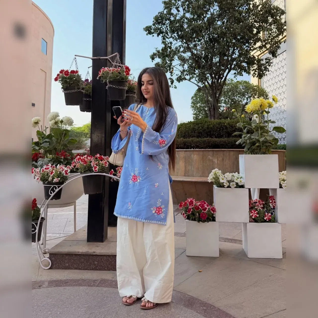 ਫ਼ਾਰਸੀ ਸਲਵਾਰ ਵੀ ਇਸ ਸਮੇਂ ਟ੍ਰੈਂਡ ਵਿੱਚ ਹੈ। ਇਹ ਗਰਮੀਆਂ ਚ ਪਾਉਣ ਦਾ ਕਾਫੀ ਚੰਗਾ ਵਿਕਲਪ ਹੈ। ਇਸ ਵਿੱਚ ਚੌੜੀ ਮੋਹਰੀ ਵਾਲੀ ਸਿਲਾਈ ਵਾਲੀ ਸਲਵਾਰ ਹੁੰਦੀ ਹੈ ਅਤੇ ਇਸਨੂੰ ਸ਼ਾਰਟ ਕੁੜਤੀ ਨਾਲ ਪੇਅਰਅਪ ਕੀਤਾ ਜਾਂਦਾ ਹੈ। ਇਸਨੂੰ ਤੁਸੀਂ ਕਿਸੇ ਵੀ ਫੈਬਰਿਕ ਵਿੱਚ ਬਣਾ ਸਕਦੇ ਹੋ, ਪਰ ਸੂਤੀ ਇੱਕ ਵਧੀਆ ਵਿਕਲਪ ਹੈ। (Credit: lifeofpoorvaa/Instagram)