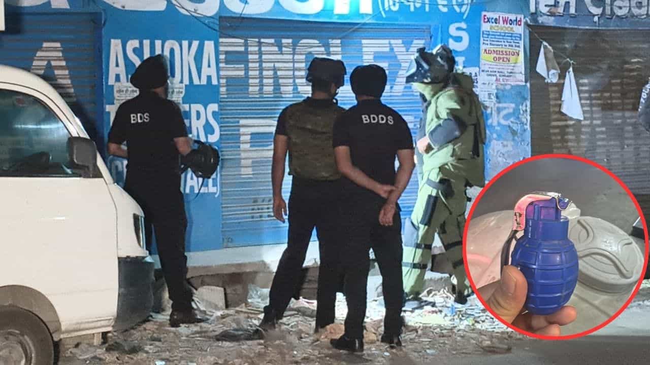 ਗੁਰਦਾਸਪੁਰ: ਭਾਜਪਾ ਆਗੂ ਦੀ ਦੁਕਾਨ ਬਾਹਰ ਮਿਲੀ ਗ੍ਰਨੇਡ ਵਰਗੀ ਵਸਤੂ, ਪਿੰਨ ਲੱਗੀ ਹੋਣ ਕਾਰਨ ਟਲਿਆ ਹਾਦਸਾ; ਸ਼ੱਕੀ ਕੈਮਰੇ ਚ ਕੈਦ