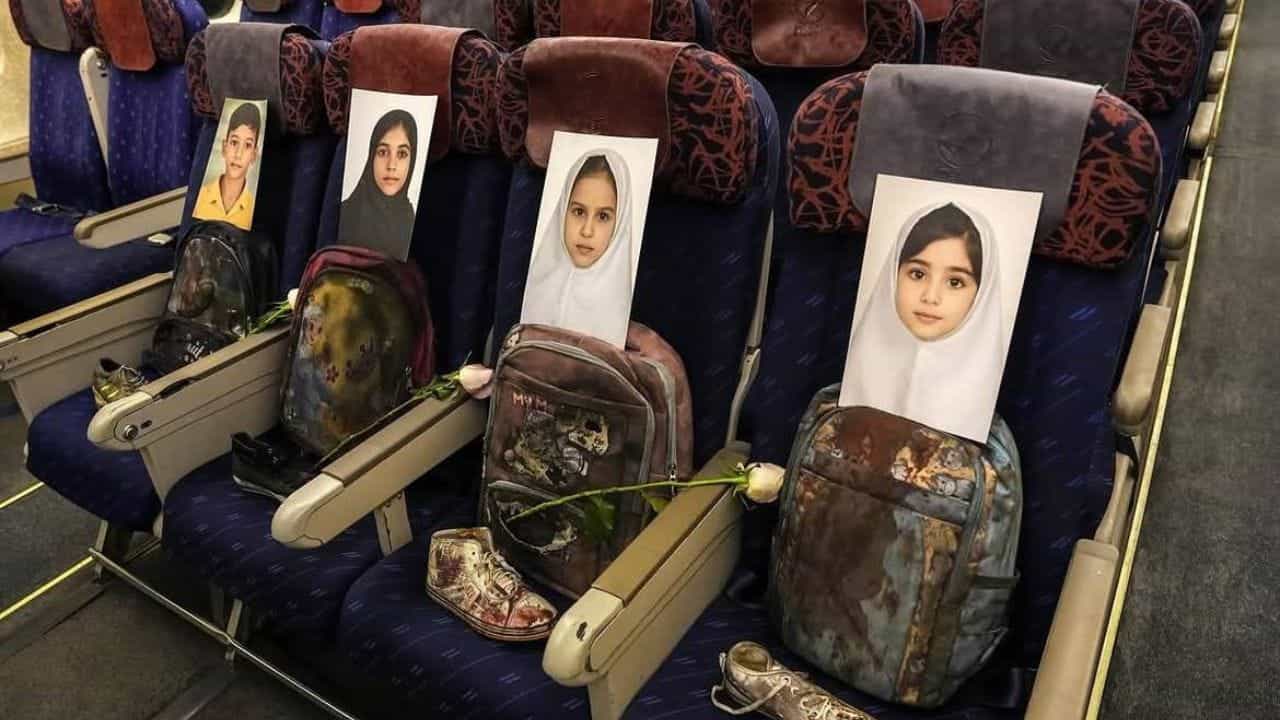 ਖੂਨ ਨਾਲ ਲੱਥਪੱਥ ਬੈਗ ਅਤੇ ਜੁੱਤੇ, ਚੁੱਪ ਅੱਖਾਂ... ਪਾਕਿਸਤਾਨ ਚ ਗੱਲਬਾਤ ਤੋਂ ਪਹਿਲਾਂ ਈਰਾਨ ਦੇ ਸਪੀਕਰ ਨੇ ਸਾਂਝੀਆਂ ਕੀਤੀਆਂ ਹਮਲੇ ਵਿੱਚ ਮਾਰੇ ਗਏ ਸਕੂਲੀ ਬੱਚਿਆਂ ਦੀਆਂ ਫੋਟੋਆਂ ਖੂਨ ਨਾਲ ਲੱਥਪੱਥ ਬੈਗ ਅਤੇ ਜੁੱਤੇ, ਚੁੱਪ ਅੱਖਾਂ... ਪਾਕਿਸਤਾਨ ਚ ਗੱਲਬਾਤ ਤੋਂ ਪਹਿਲਾਂ ਈਰਾਨ ਦੇ ਸਪੀਕਰ ਨੇ ਸਾਂਝੀਆਂ ਕੀਤੀਆਂ ਹਮਲੇ ਵਿੱਚ ਮਾਰੇ ਗਏ ਸਕੂਲੀ ਬੱਚਿਆਂ ਦੀਆਂ ਫੋਟੋਆਂ