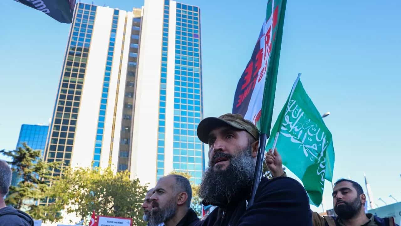 ਇਸਤਾਂਬੁਲ ਵਿੱਚ ਇਜ਼ਰਾਈਲੀ ਦੂਤਾਵਾਸ ਨੇੜੇ ਭਾਰੀ ਗੋਲੀਬਾਰੀ, 3 ਦੀ ਮੌਤ, ਇੱਕ ਹਮਲਾਵਰ ਗ੍ਰਿਫ਼ਤਾਰ ਇਸਤਾਂਬੁਲ ਵਿੱਚ ਇਜ਼ਰਾਈਲੀ ਦੂਤਾਵਾਸ ਨੇੜੇ ਭਾਰੀ ਗੋਲੀਬਾਰੀ, 3 ਦੀ ਮੌਤ, ਇੱਕ ਹਮਲਾਵਰ ਗ੍ਰਿਫ਼ਤਾਰ