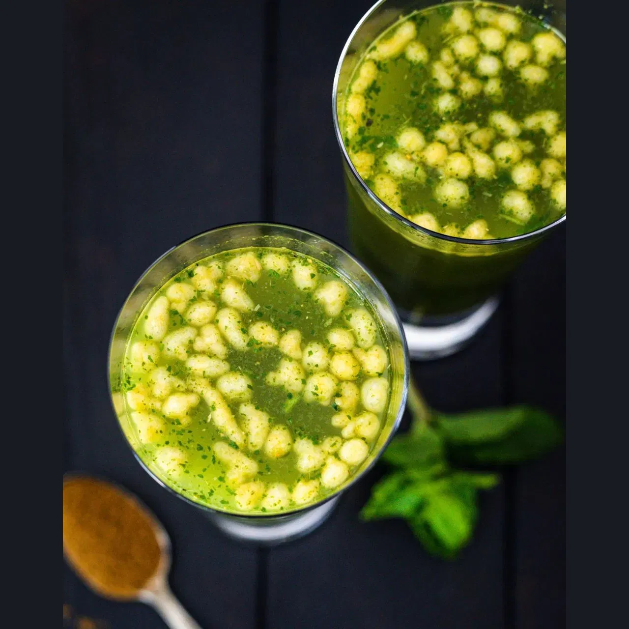 ਪੁਦੀਨਾ, ਜੀਰਾ, ਧਨੀਆ, ਹਰੀਆਂ ਮਿਰਚਾਂ ਅਤੇ ਕਾਲੇ ਨਮਕ ਨਾਲ ਬਣਿਆ ਜਲਜੀਰਾ, ਇੱਕ ਅਜਿਹੀ ਡ੍ਰਿੰਕ ਹੈ ਜੋ ਬਚਪਨ ਦੀ ਯਾਦ ਦਿਵਾ ਦਿੰਦੀ ਹੈ। ਇਹ ਗਰਮੀਆਂ ਦੌਰਾਨ ਪਾਚਨ ਕਿਰਿਆ ਨੂੰ ਚੰਗਾ ਰੱਖਣ ਵਿੱਚ ਵੀ ਮਦਦਗਾਰ ਹੁੰਦਾ ਹੈ। ਹਾਲਾਂਕਿ, ਕੋਸ਼ਿਸ਼ ਕਰੋ ਕਿ ਘਰ ਵਿੱਚ ਹੀ ਜਲਜੀਰਾ ਤਿਆਰ ਹੋ ਸਕੇ। ਬਾਹਰ ਵਾਲਾ ਜਲਜੀਰਾ ਨੁਕਸਾਨਦੇਹ ਹੋ ਸਕਦਾ ਹੈ ਕਿਉਂਕਿ ਲੋਕ ਰੰਗਾਂ ਦੀ ਵਰਤੋਂ ਕਰਦੇ ਹਨ ਜਾਂ ਪਾਣੀ ਸਾਫ ਨਹੀਂ ਲੈਂਦੇ ਹਨ। (Image: spicecravings)