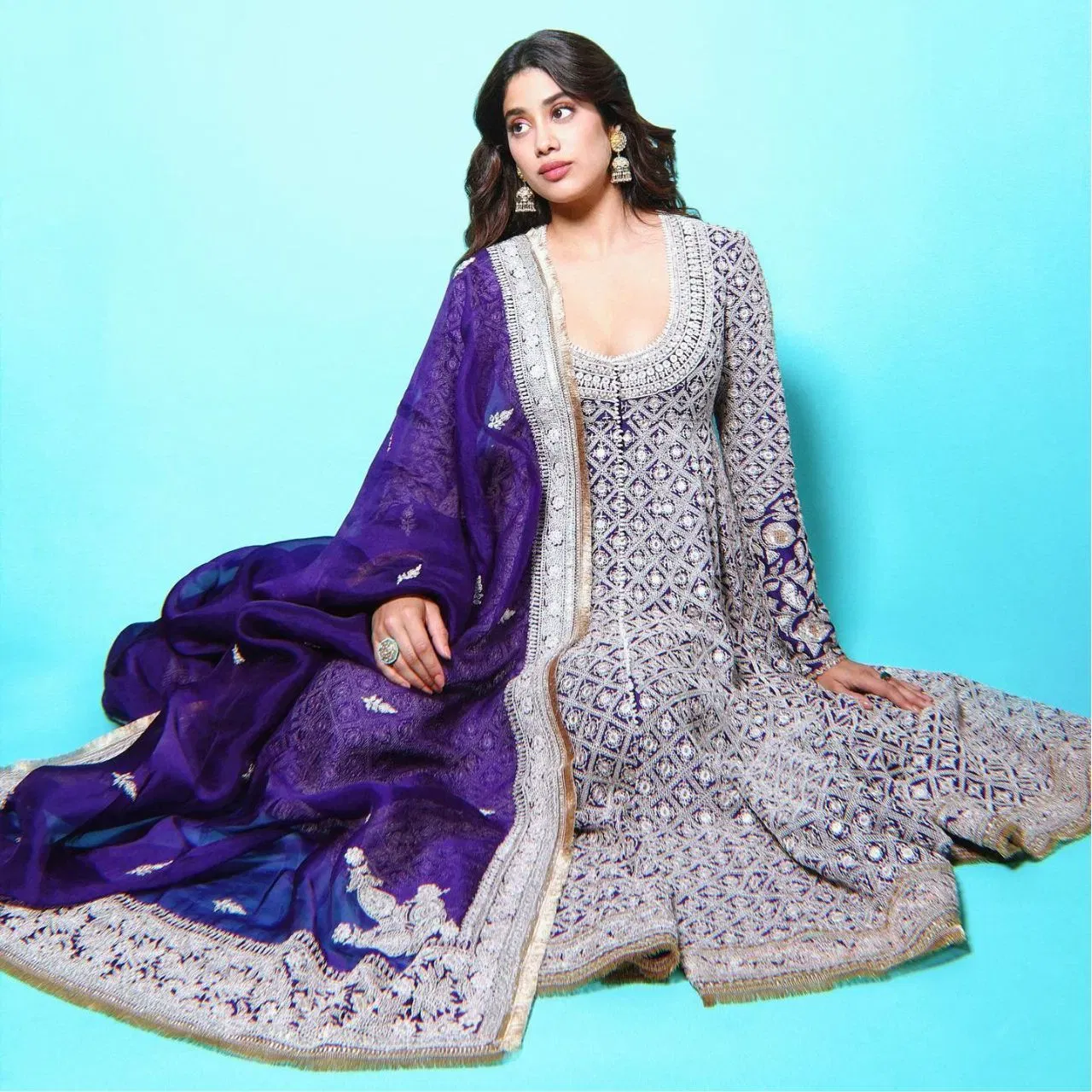 ਜਾਹਨਵੀ ਕਪੂਰ ਦਾ ਅਨਾਰਕਲੀ ਲੁੱਕ ਵੈਡਿੰਗ ਸੀਜ਼ਨ ਲਈ ਪਰਫੈਕਟ ਚੁਆਇਸ ਹੋ ਸਕਦਾ ਹੈ, ਖਾਸ ਕਰਕੇ ਉਨ੍ਹਾਂ ਲਈ ਜੋ ਵੈਡਿੰਗ ਫੰਕਸ਼ਨ ਪਹਿਰਾਵੇ ਨੂੰ ਤਰਜੀਹ ਦਿੰਦੇ ਹਨ। ਜਾਮਨੀ ਸੂਟ ਵਿੱਚ ਗੁੰਝਲਦਾਰ ਚਿੱਟੇ ਅਤੇ ਚਾਂਦੀ ਦੀ ਕਢਾਈ ਹੈ। ਉਸਨੇ ਇਸਨੂੰ ਪੋਲਕੀ ਵਾਲੀਆਂ ਵਾਲੀਆਂ ਅਤੇ ਇੱਕ ਗੋਲ ਡਿਜ਼ਾਈਨ ਦੀ ਅੰਗੂਠੀ ਨਾਲ ਜੋੜਿਆ। ਹਲਕਾ ਦੁਪੱਟਾ ਅਤੇ ਨਰਮ ਮੇਕਅਪ ਉਸਦੇ ਲੁੱਕ ਨੂੰ ਸੰਤੁਲਿਤ ਕਰਦਾ ਹੈ।