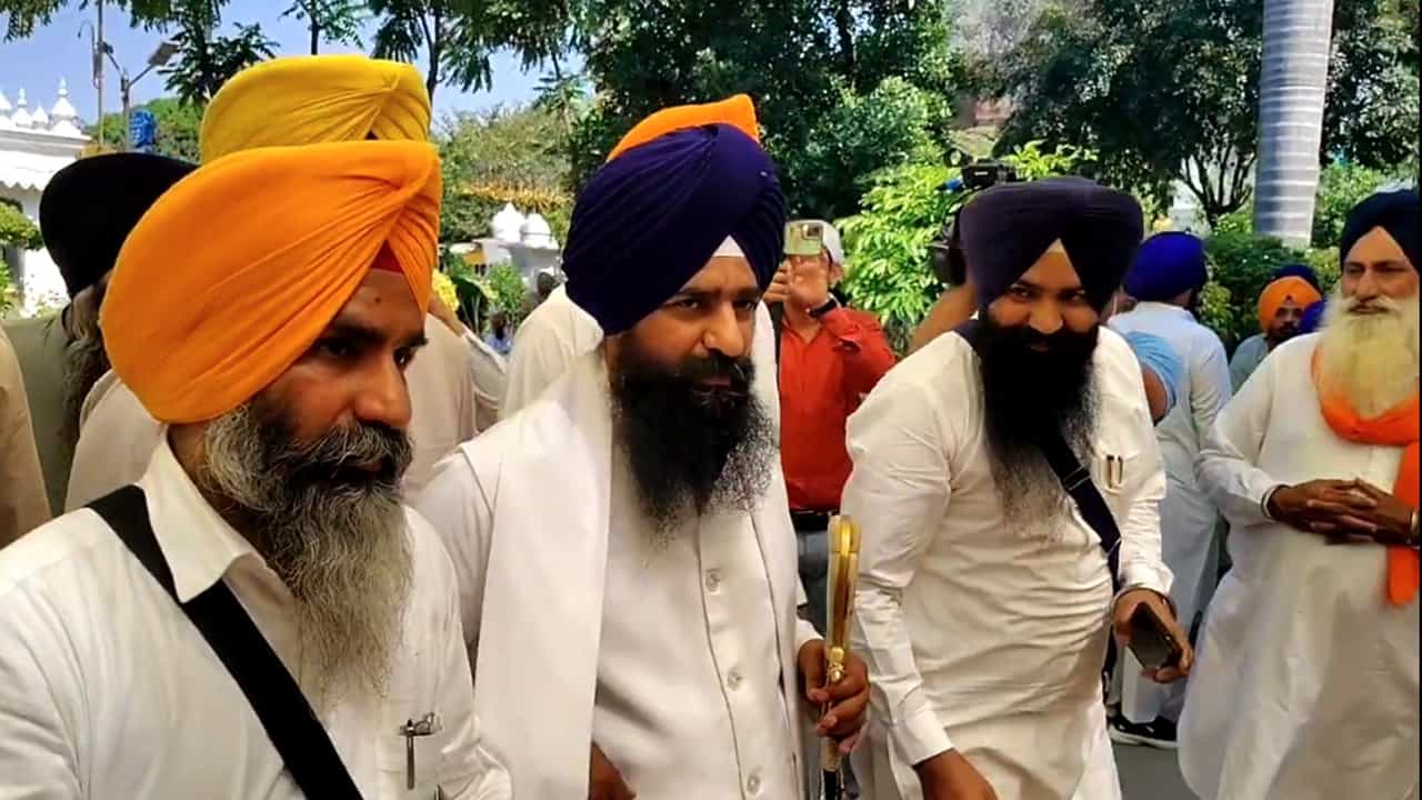 ਗੁਰੂ ਗ੍ਰੰਥ ਸਾਹਿਬ ਦੀ ਗੁਰਿਆਈ ਤੇ ਕੋਈ ਸਮਝੌਤਾ ਨਹੀਂ, ਬੇਅਦਬੀ ਕਾਨੂੰਨ ਸਬੰਧੀ ਇਕੱਤਰਤਾ ਤੋਂ ਬਾਅਦ ਬੋਲੇ ਜਥੇਦਾਰ ਗੜਗੱਜ ਗੁਰੂ ਗ੍ਰੰਥ ਸਾਹਿਬ ਦੀ ਗੁਰਿਆਈ ਤੇ ਕੋਈ ਸਮਝੌਤਾ ਨਹੀਂ, ਬੇਅਦਬੀ ਕਾਨੂੰਨ ਸਬੰਧੀ ਇਕੱਤਰਤਾ ਤੋਂ ਬਾਅਦ ਬੋਲੇ ਜਥੇਦਾਰ ਗੜਗੱਜ