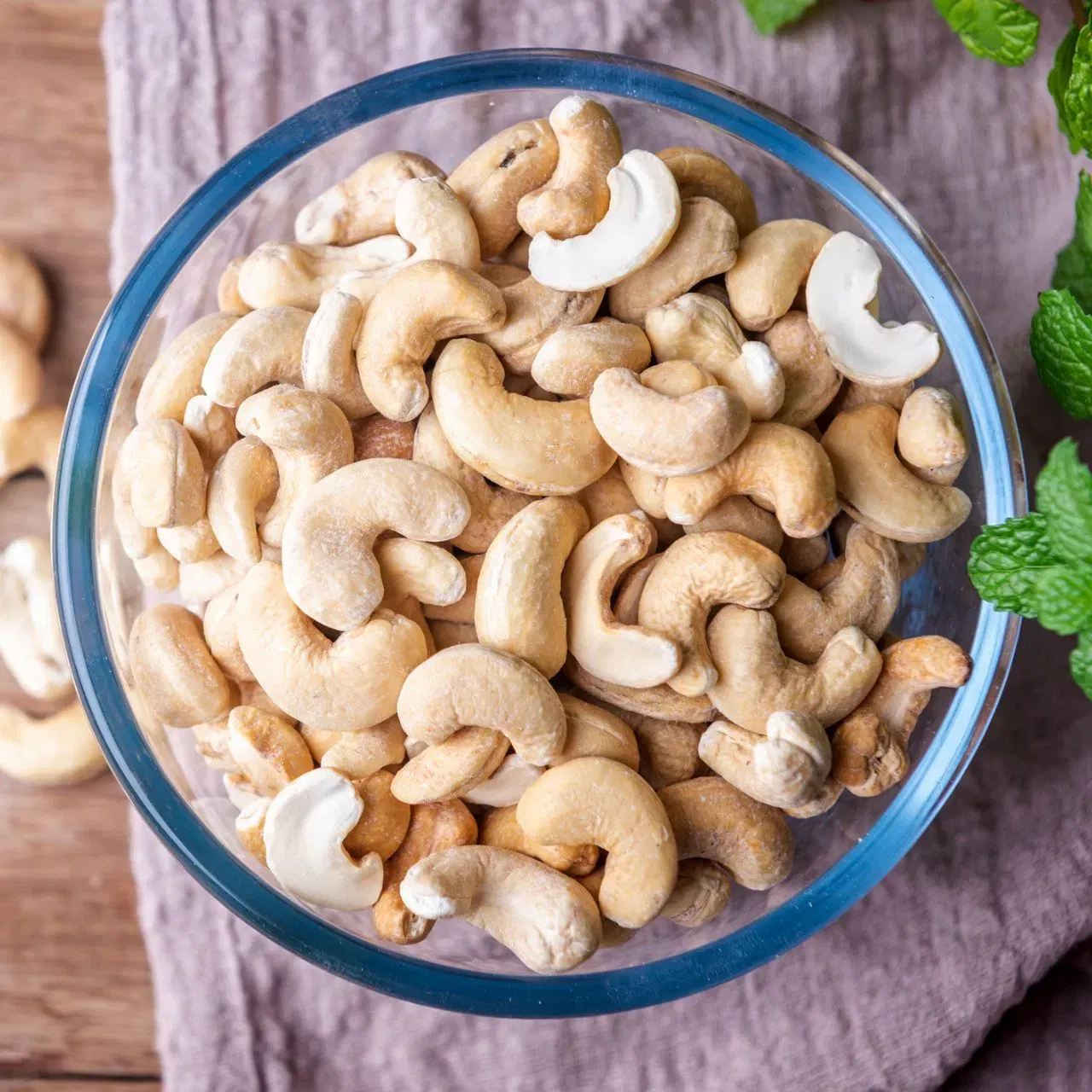 ਕਾਜੂ ਇੱਕ ਅਜਿਹਾ ਨਟ ਹੈ ਜਿਸਨੂੰ ਬਹੁਤ ਘੱਟ ਲੋਕ ਸਿੱਧੇ ਤੌਰ 'ਤੇ ਆਪਣੀ ਖੁਰਾਕ ਵਿੱਚ ਸ਼ਾਮਲ ਕਰਦੇ ਹਨ। ਇਹਨਾਂ ਦੀ ਵਰਤੋਂ ਜ਼ਿਆਦਾਤਰ ਵੱਖ-ਵੱਖ ਮਿਠਾਈਆਂ ਜਾਂ ਪਕਵਾਨਾਂ ਵਿੱਚ ਕੀਤੀ ਜਾਂਦੀ ਹੈ। ਫਿਲਹਾਲ, ਕਾਜੂ ਤੁਹਾਡੇ ਸਰੀਰ ਦੀ ਜ਼ਿੰਕ ਦੀ ਜ਼ਰੂਰਤ ਨੂੰ ਪੂਰਾ ਕਰਨ ਲਈ ਤੁਹਾਡੀ ਖੁਰਾਕ ਦਾ ਹਿੱਸਾ ਹੋ ਸਕਦੇ ਹਨ। 100 ਗ੍ਰਾਮ ਕਾਜੂ ਵਿੱਚ 5.78 ਮਿਲੀਗ੍ਰਾਮ ਜ਼ਿੰਕ ਹੁੰਦਾ ਹੈ। ਇਸ ਤੋਂ ਇਲਾਵਾ, ਇਹ ਨਟ ਆਇਰਨ ਦਾ ਇੱਕ ਵਧੀਆ ਸਰੋਤ ਹੈ ਅਤੇ ਫਾਈਬਰ ਅਤੇ ਪ੍ਰੋਟੀਨ ਨਾਲ ਵੀ ਭਰਪੂਰ ਹੁੰਦਾ ਹੈ।