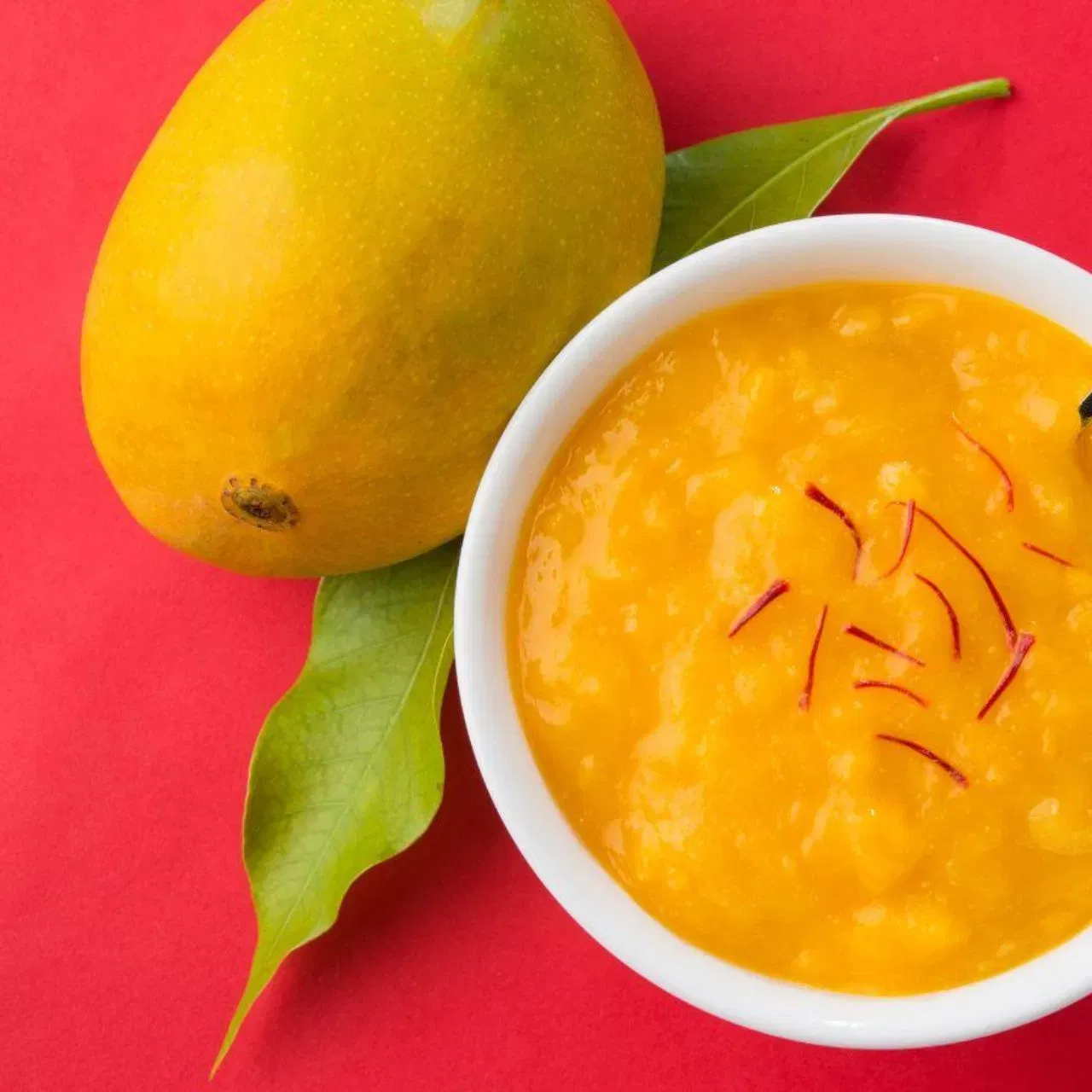 ਕੇਸਰ ਅੰਬ ਗੁਜਰਾਤ ਦੇ ਗਿਰ ਖੇਤਰ ਵਿੱਚ ਉਗਾਇਆ ਜਾਂਦਾ ਹੈ। ਇਸਦਾ ਨਾਮ ਇਸਦੇ ਕੇਸਰ ਵਰਗੇ ਰੰਗ ਤੋਂ ਲਿਆ ਗਿਆ ਹੈ। ਇਹ ਅੰਬ ਮਿੱਠਾ, ਰਸੀਲਾ ਅਤੇ ਖੁਸ਼ਬੂਦਾਰ ਹੁੰਦਾ ਹੈ, ਅਤੇ ਵਿਦੇਸ਼ਾਂ ਵਿੱਚ ਇਸਦੀ ਬਹੁਤ ਮੰਗ ਰਹਿੰਦੀ ਹੈ।