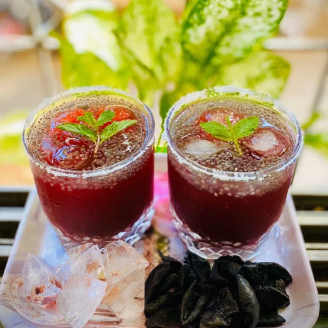 ਗਰਮੀਆਂ ਵਿੱਚ, ਤੁਸੀਂ ਕੋਕਮ ਦਾ ਸ਼ਰਬਤ ਬਣਾ ਸਕਦੇ ਹੋ, ਜੋ ਕਿ ਮਹਾਰਾਸ਼ਟਰ ਦੀ ਇੱਕ ਰਵਾਇਤੀ ਡ੍ਰਿੰਕ ਹੈ। ਸੁੱਕੇ ਕੋਕਮ ਫਲਾਂ ਨੂੰ ਪਾਣੀ ਵਿੱਚ ਭਿਓ ਦਿਓ। ਮਿਲਾਓ ਅਤੇ ਛਾਣ ਲਓ। ਫਿਰ, ਕਾਲਾ ਨਮਕ ਅਤੇ ਭੁੰਨਿਆ ਹੋਇਆ ਜੀਰਾ ਪਾਊਡਰ ਪਾਓ। ਨਿੰਬੂ ਦਾ ਰਸ ਪਾਓ। ਹਲਕੀ ਮਿਠਾਸ ਲਈ, ਤੁਸੀਂ ਥੋੜ੍ਹੀ ਜਿਹੀ ਖੰਡ ਜਾਂ ਸ਼ੂਗਰ ਕੈਂਡੀ ਪਾ ਸਕਦੇ ਹੋ। ਇੱਕ ਗਲਾਸ ਵਿੱਚ ਥੋੜ੍ਹਾ ਜਿਹਾ ਠੰਡਾ ਪਾਣੀ ਅਤੇ ਤਿਆਰ ਕੋਕਮ ਮਿਸ਼ਰਣ ਪਾਓ। ਤੁਹਾਡਾ ਟੈਂਗੀ ਕੋਕਮ ਸ਼ਰਬਤ ਤਿਆਰ ਹੈ। (Image: mumbaifoodiz)