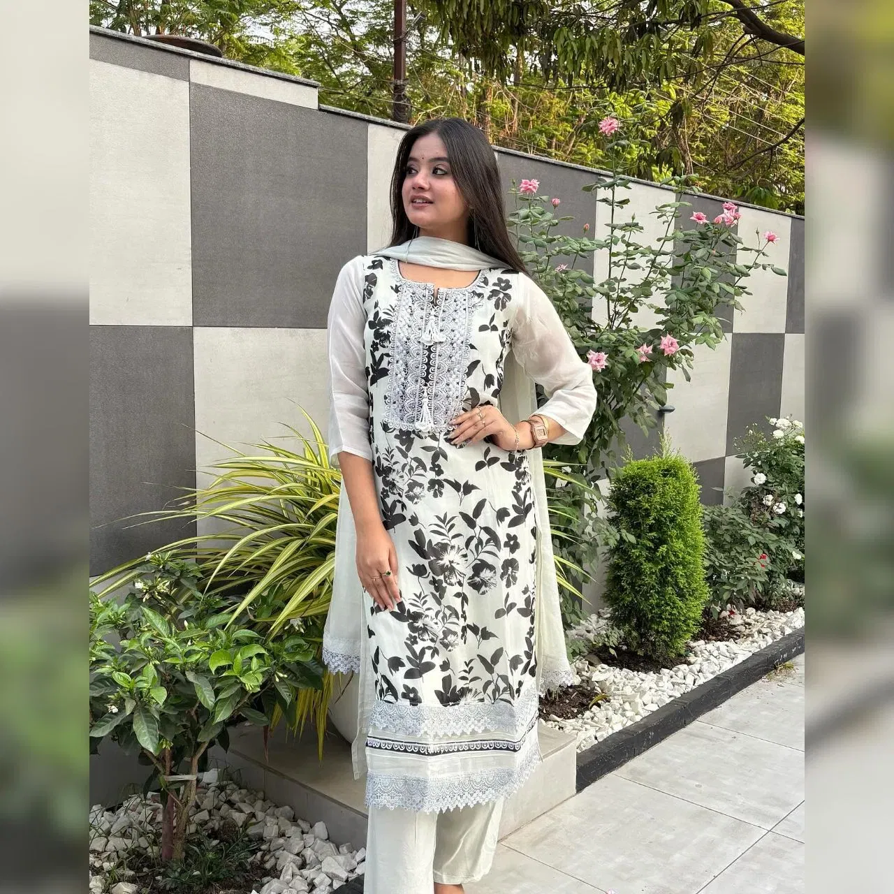 ਲੇਜ ਡਿਟੇਲਿੰਗ ਦੇ ਨਾਲ ਆਰਗੇਂਜ਼ਾ ਅਤੇ ਕਾਟਨ ਫੈਬਰਿਕ ਨਾਲ ਬਣੇ ਸੂਟ ਵੀ ਕਾਫੀ ਸੋਬਰ ਲੁੱਕ ਦਿੰਦੇ ਹਨ। ਇਹ ਪਾਕਿਸਤਾਨੀ ਸੂਟ ਦੇ ਸਭ ਤੋਂ ਵਧੀਆ ਡਿਜ਼ਾਈਨਾਂ ਵਿੱਚੋਂ ਇੱਕ ਹੈ। ਇਸ ਵਿੱਚ ਗਰਦਨ 'ਤੇ ਪੈਚਵਰਕ, ਕੁਰਤੀ ਦੀਆਂ ਸਲੀਵਜ਼ ਅਤੇ ਬਾਰਡਰ 'ਤੇ ਲੇਸ ਡਿਟੇਲਿੰਗ ਦਿੱਤੀ ਜਾਂਦੀ ਹੈ। ਇਹ ਹਰ ਉਮਰ ਦੀਆਂ ਕੁੜੀਆਂ ਲਈ ਵਧੀਆ ਵਿਕਲਪ ਹੈ। (Credit: bansalbrothers19/Instagram)