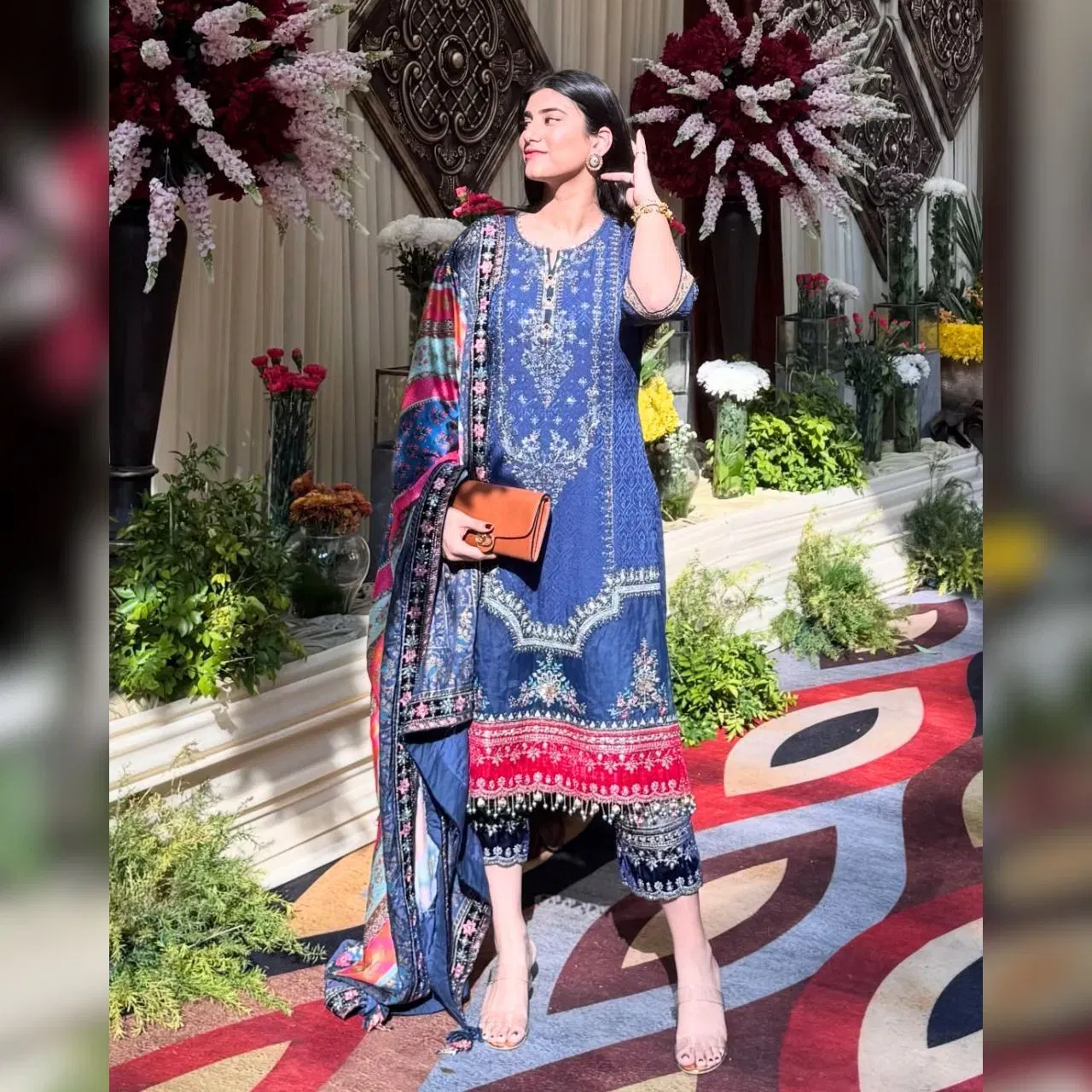 ਗਰਮੀਆਂ ਦੇ ਮੌਸਮ ਵਿੱਚ ਪਾਕਿਸਤਾਨੀ ਲੌਨ ਸੂਟ ਪਸੰਦੀਦਾ ਬਣੇ ਹੋਏ ਹਨ। ਇਹ ਸੂਤੀ ਜਾਂ ਮਿਕਸਡ ਕਾਟਨ ਤੋਂ ਬਣੇ ਹੁੰਦੇ ਹਨ, ਜਿਨ੍ਹਾਂ ਵਿੱਚ ਡਿਜੀਟਲ ਪ੍ਰਿੰਟ ਹੁੰਦਾ ਹੈ ਅਤੇ ਲੇਸ ਦਾ ਡਿਟੇਲਿੰਗ ਵੀ ਦਿੱਤੀ ਜਾਂਦੀ ਹੈ। ਇਹ ਗਰਮੀਆਂ ਵਿੱਚ ਪਹਿਨਣ ਲਈ ਬਹੁਤ ਆਰਾਮਦਾਇਕ ਹੁੰਦੇ ਹਨ ਅਤੇ ਇੱਕ ਕਲਾਸੀ ਲੁੱਕ ਦਿੰਦੇ ਹਨ। (Credit: harmeeetjagdev/Instagram)