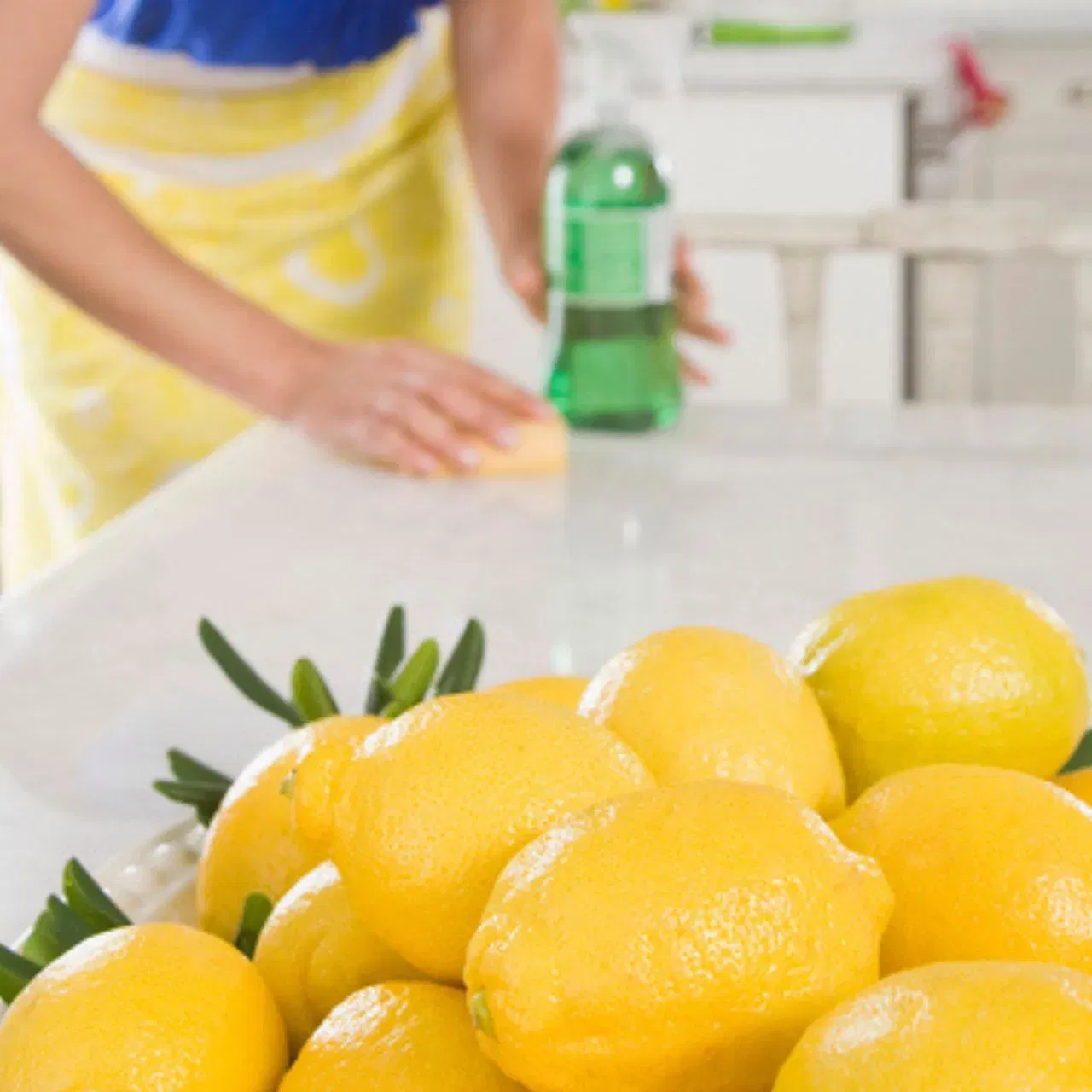 ਜੇਕਰ ਤੁਸੀਂ ਨਿੰਬੂ ਨੂੰ ਯੂਜ ਕਰਨ ਤੋਂ ਬਾਅਦ ਇਸਦੇ ਛਿਲਕਿਆਂ ਨੂੰ ਸੁੱਟ ਦਿੰਦੇ ਹੋ, ਤਾਂ ਹੁਣ ਇਹ ਗਲਤੀ ਨਾ ਕਰੋ। ਉਨ੍ਹਾਂ ਨੂੰ ਸਿਰਕੇ ਦੇ ਪਾਣੀ ਵਿੱਚ ਉਬਾਲੋ ਅਤੇ ਉਨ੍ਹਾਂ ਨੂੰ ਕਲੀਨਰ ਵਜੋਂ ਵਰਤੋ। ਤੁਸੀਂ ਆਪਣੇ ਰਸੋਈ ਦੀ ਸਲੈਬ, ਸਟੋਵ ਜਾਂ ਸ਼ੀਸ਼ੇ ਆਸਾਨੀ ਨਾਲ ਸਾਫ਼ ਕਰ ਸਕਦੇ ਹੋ। ਨਿੰਬੂ ਦੇ ਪਾਣੀ ਅਤੇ ਸਿਰਕਾ ਸਪਰੇਅ ਬੋਤਲ ਵਿੱਚ ਪਾ ਕੇ ਘਰ ਦੀਆਂ ਕਈ ਚੀਜ਼ਾਂ ਸਾਫ਼ ਕਰ ਸਕਦੇ ਹੋ।