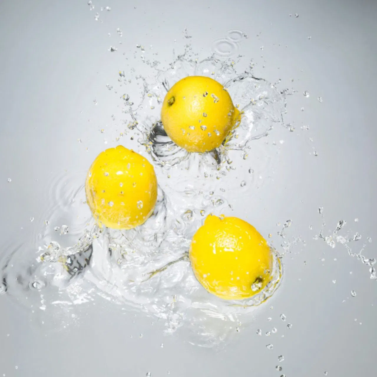 ਲੋਕ ਨਿੰਬੂ ਸਟੋਰ ਕਰਦੇ ਸਮੇਂ ਵੀ ਗਲਤੀਆਂ ਕਰਦੇ ਹਨ। ਲੋਕ ਅਕਸਰ ਇਸਨੂੰ ਸਿੱਧਾ ਫਰਿੱਜ ਵਿੱਚ ਰੱਖ ਦਿੰਦੇ ਹਨ। ਪੰਕਜ ਭਦੌਰੀਆ ਦੱਸਦੇ ਹਨ ਕਿ ਇਸਨੂੰ ਹਮੇਸ਼ਾ ਪਾਣੀ ਵਿੱਚ ਭਿੱਓਂ ਕੇ ਰੱਖੋ। ਇਸ ਤਰ੍ਹਾਂ, ਇਸ ਤਰ੍ਹਾਂ ਇਹ ਲੰਬੇ ਸਮੇਂ ਤੱਕ ਫਰੈਸ਼ ਰਹਿੰਦੇ ਹਨ ਅਤੇ ਇਨ੍ਹਾਂ ਜੂਸ ਵੀ ਬਣਿਆ ਰਹਿੰਦਾ ਹੈ।