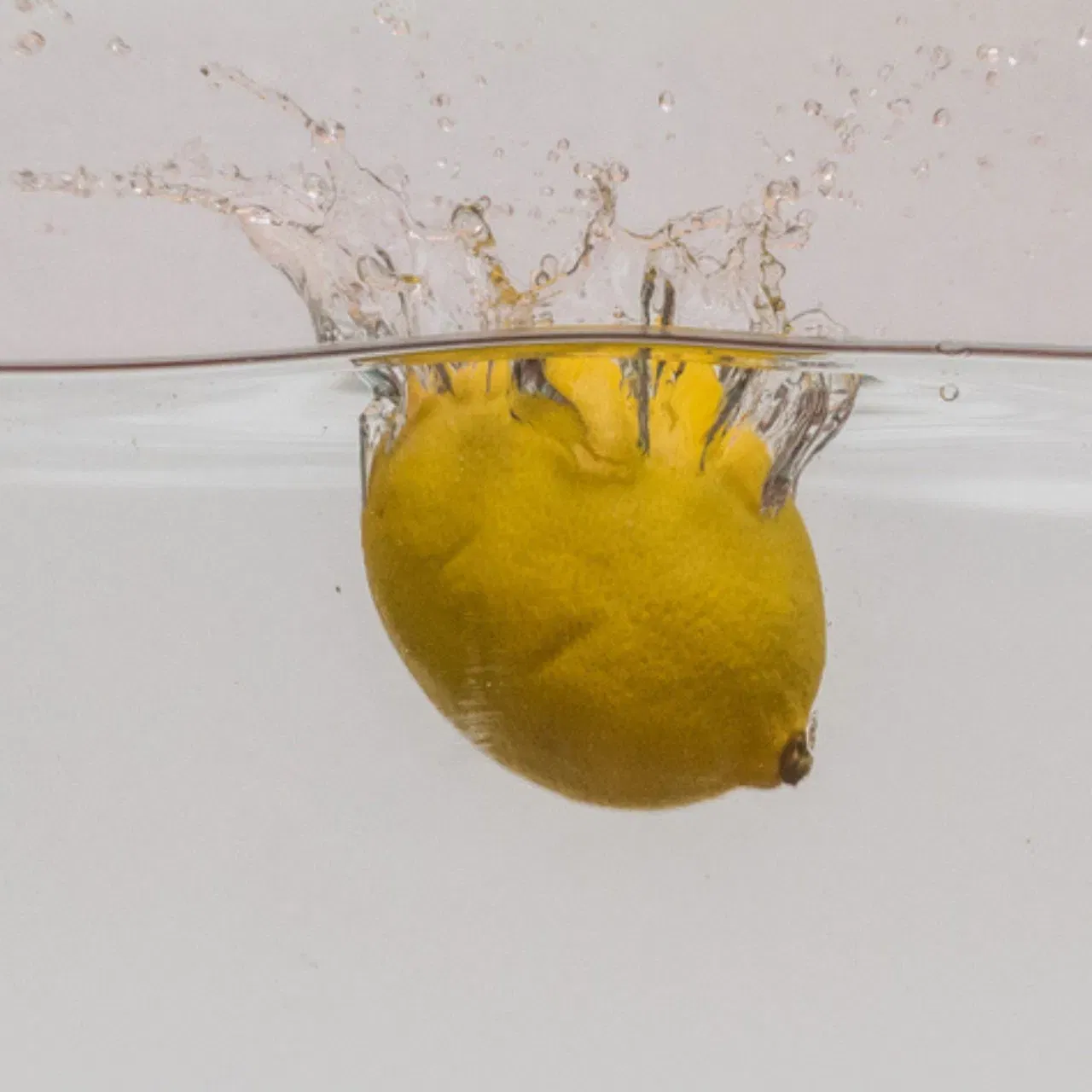 ਸ਼ੈੱਫ ਪੰਕਜ ਭਦੌਰੀਆ ਨੇ ਇੱਕ ਰੀਲ ਸ਼ੇਅਰ ਕੀਤੀ ਜਿਸ ਵਿੱਚ ਉਨ੍ਹਾਂ ਨੇ ਪੰਜ ਨਿੰਬੂ ਹੈਕਸ ਸਾਂਝੇ ਕੀਤੇ। ਪਹਿਲਾ ਇਹ ਹੈ ਕਿ ਨਿੰਬੂ ਖਰੀਦਦੇ ਸਮੇਂ ਹਮੇਸ਼ਾ ਸਕਿਨ 'ਤੇ ਫੇਕਸ ਕਰੋ। ਨਿੰਬੂ ਖਰੀਦਦੇ ਸਮੇਂ ਧਿਆਨ ਦੇਣਾ ਚਾਹੀਦਾ ਹੈ ਕਿ ਇਸਦਾ ਛਿਲਕਾ ਪਤਲਾ ਹੋਵੇ। ਇਸ ਨਾਲ ਪਤਾ ਚੱਲਦਾ ਹੈ ਕਿ ਇਸ ਵਿੱਚ ਨਾਰਮਲ ਨਾਲੋਂ ਜ਼ਿਆਦਾ ਰਸ ਹੈ।