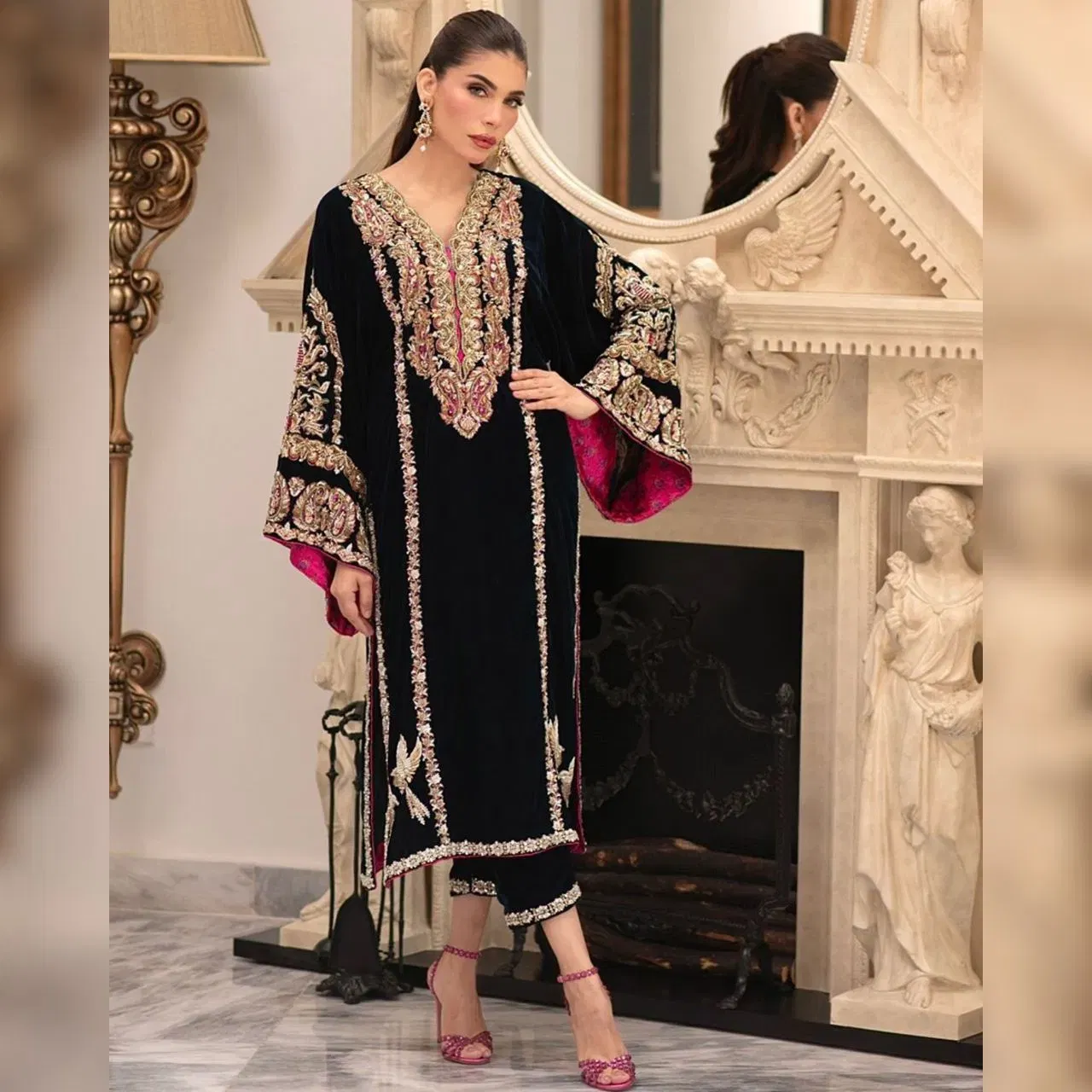 ਪਾਕਿਸਤਾਨੀ ਸੂਟਾਂ 'ਤੇ ਹੈਵੀ ਐਂਬ੍ਰਾਇਡਰੀ ਕਾਫੀ ਸ਼ਾਹੀ ਲੁੱਕ ਦਿੰਦੀ ਹੈ। ਇਸ ਸੂਟ ਵਿੱਚ ਵੀ ਕਾਫਾ ਹੈਵੀ ਵਰਕ ਹੈ। ਇਹ ਪਾਕਿਸਤਾਨੀ ਸੂਟ ਵਿਆਹਾਂ ਅਤੇ ਪਾਰਟੀਆਂ ਲਈ ਕਾਫੀ ਪੰਸਦ ਕੀਤੇ ਜਾਂਦੇ ਹਨ। ਇਸ ਵਿੱਚ ਬੇਲ ਸਲੀਵ ਡਿਜ਼ਾਈਨ ਦਿੱਤਾ ਗਿਆ ਹੈ ਅਤੇ ਨੈੱਕ ਦੇ ਨਾਲ ਹੀ ਦੀ ਲਾਈਨ ਦੇ ਨਾਲ, ਸਿਗਰੇਟ ਪੈਂਟ ਨਾਲ ਪੇਅਰ ਕੀਤਾ ਹੈ। ( Credit: gurnazzboutique/Instagram)