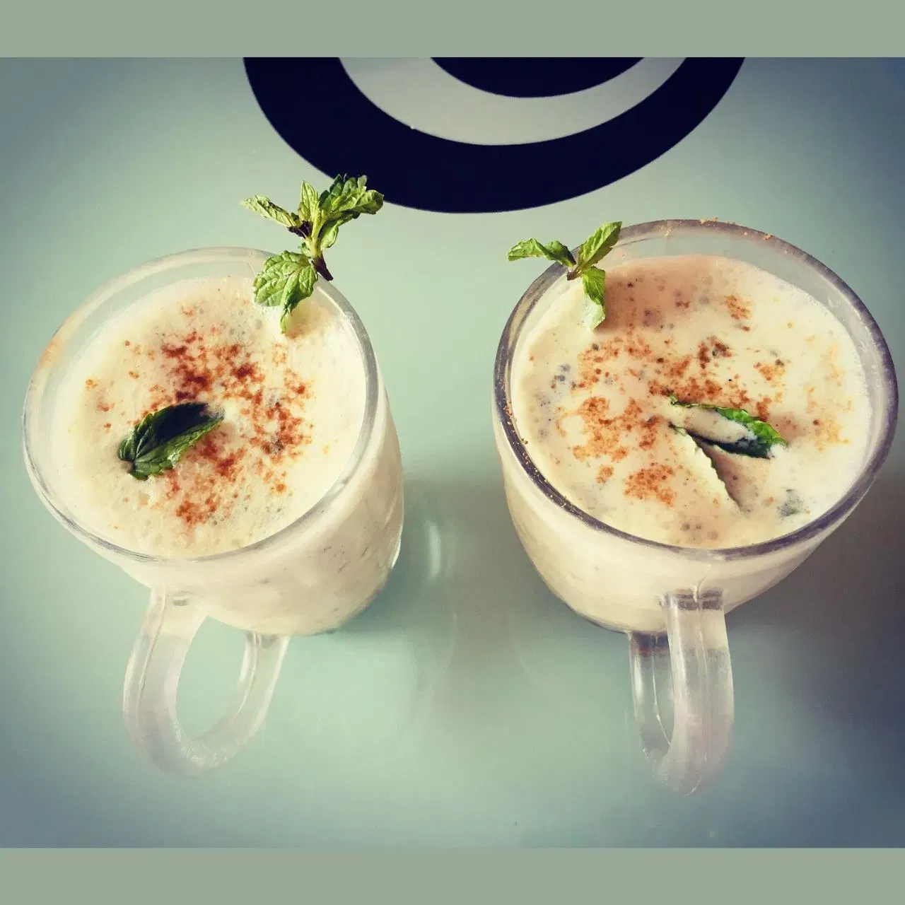 ਮਸਾਲਾ ਛਾਛ ਗਰਮੀਆਂ ਦੇ ਸਭ ਤੋਂ ਡ੍ਰਿੰਕਸ ਵਿੱਚੋਂ ਇੱਕ ਹੈ, ਜੋ ਤਾਜ਼ਗੀ ਦਿੰਦਾ ਹੈ ਅਤੇ ਤੁਰੰਤ ਊਰਜਾ ਪ੍ਰਦਾਨ ਕਰਦਾ ਹੈ। ਜਦੋਂ ਇਸ ਪੌਸ਼ਟਿਕ ਤੱਤਾਂ ਨਾਲ ਭਰਪੂਰ ਛਾਛ ਵਿੱਚ ਕਾਲਾ ਨਮਕ, ਭੁੰਨਿਆ ਹੋਇਆ ਜੀਰਾ ਪਾਊਡਰ ਅਤੇ ਪੁਦੀਨਾ ਮਿਲਾਇਆ ਜਾਂਦਾ ਹੈ, ਤਾਂ ਇਸਦੇ ਫਾਇਦੇ ਹੋਰ ਵੀ ਵੱਧ ਜਾਂਦੇ ਹਨ। ਇਹ ਗਰਮੀਆਂ ਦੌਰਾਨ ਚੰਗੀ ਪਾਚਨ ਕਿਰਿਆ ਬਣਾਈ ਰੱਖਣ ਵਿੱਚ ਵੀ ਮਦਦ ਕਰਦਾ ਹੈ, ਜਿਸ ਨਾਲ ਇਸਨੂੰ ਰੋਜ਼ਾਨਾ ਦੀ ਖੁਰਾਕ ਵਿੱਚ ਥਾਂ ਦਿੱਤੀ ਜਾ ਸਕਦੀ ਹੈ। (Image: roysandeep61)