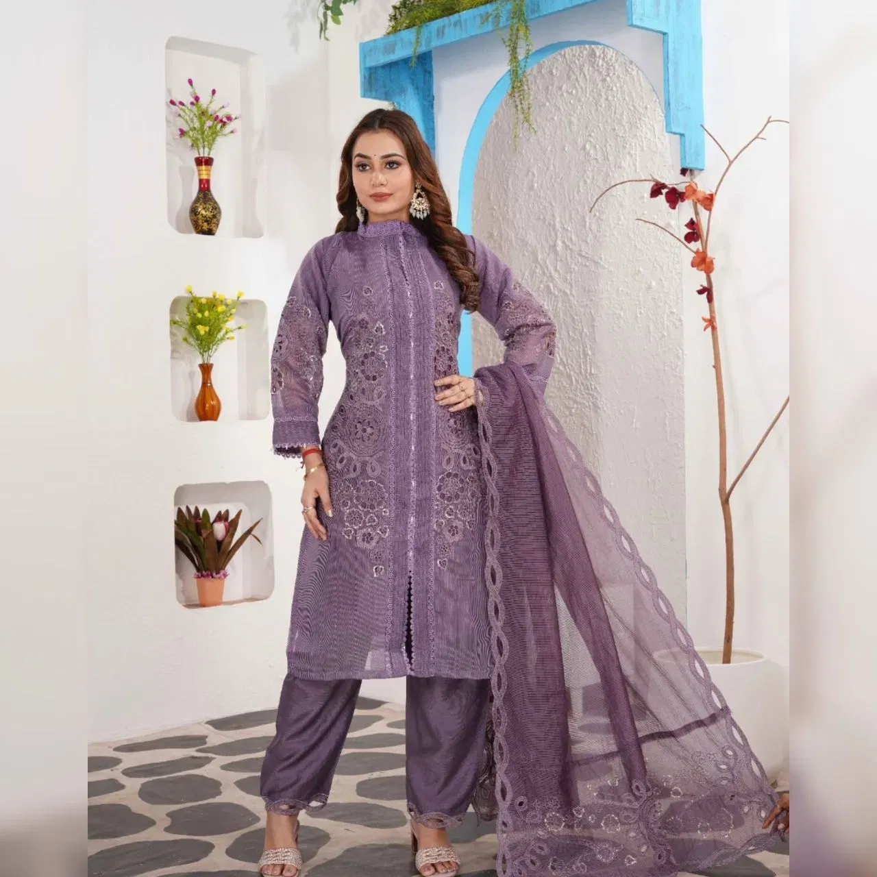 ਪਾਕਿਸਤਾਨੀ ਸੂਟਾਂ ਦਾ ਪਾਰਟੀ ਵੇਅਰ ਕਲੈਕਸ਼ਨ ਭਾਰਤ ਵਿੱਚ ਵੀ ਪੰਸਦ ਕੀਤਾ ਜਾਂਦਾ ਹੈ। ਇਸ ਕਿਸਮ ਦੇ ਸੂਟ ਦੀ ਭਾਰਤੀ ਔਰਤਾਂ ਵਿੱਚ ਬਹੁਤ ਮੰਗ ਹੈ। ਇੱਸ ਵਿੱਚ ਨੈੱਟ ਫੈਬਰਿਕ ਦੀ ਵਰਤੋਂ ਕੀਤੀ ਜਾਂਦੀ ਹੈ, ਅਤੇ ਇਸ ਵਿੱਚ ਕੱਟ ਵਰਕ ਦਿੱਤਾ ਗਿਆ ਹੈ। ਤੁਸੀਂ ਇਸਨੂੰ ਪਲਾਜ਼ੋ ਜਾਂ ਸਿਗਰੇਟ ਪੈਂਟ ਨਾਲ ਪੇਅਰ ਕਰ ਸਕਦੇ ਹੋ। ( Credit: aafiyat.by.ladylooknx/Instagram)