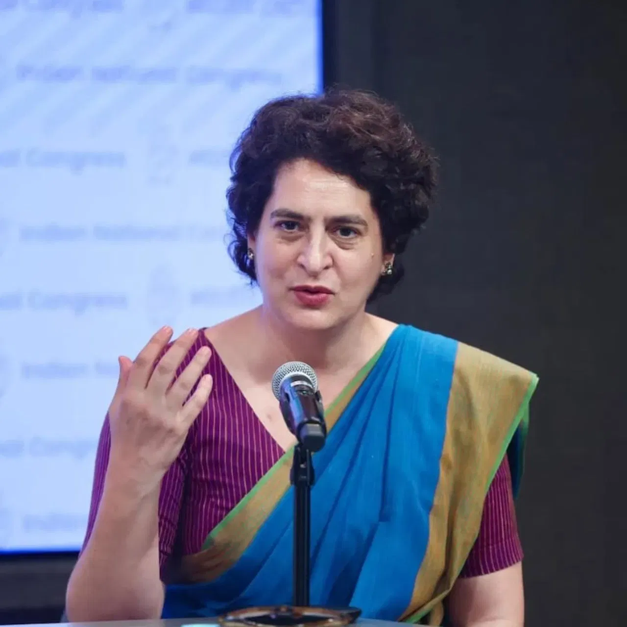 ਪ੍ਰਿਯੰਕਾ ਗਾਂਧੀ ਅਕਸਰ ਹੈਂਡਲੂਮ ਦੀਆਂ ਕਾਟਨ ਫੈਬਰਿਕ ਵਾਲੀਆਂ ਸਾੜੀਆਂ ਪਹਿਨਦੀ ਹੈ। ਇਨ੍ਹਾਂ ਵਿੱਚ ਉਹ ਸਾਦਗੀ ਵਿੱਚ ਵੀ ਐਲੀਗੈਂਟ ਨਜਰ ਆਉਂਦੀ ਹੈ। ਸੰਸਦ ਵਰਗੀ ਗੰਭੀਰ ਜਗ੍ਹਾ 'ਤੇ ਵੀ, ਉਨ੍ਹਾਂ ਦਾ ਭਾਰਤੀ ਪਹਿਰਾਵਾ ਪ੍ਰੋਫੇਸ਼ਨਲ ਅਪੀਲ ਦਿੰਦਾ ਹੈ।