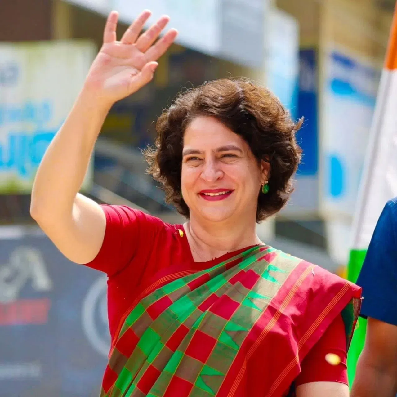 ਪ੍ਰਿਯੰਕਾ ਦੇ ਸਾੜੀ ਕੁਲੈਕਸ਼ਨ ਵਿੱਚ ਇੰਡੀਅਨ ਆਉਟਫਿਟ ਵੀ ਹਨ, ਜਿਨ੍ਹਾਂ ਵਿੱਚ ਕਲਰ-ਬਲਾਕ ਪੈਟਰਨ ਵੀ ਸ਼ਾਮਲ ਹਨ। ਇਨ੍ਹਾਂ ਸਾੜੀਆਂ ਵਿੱਚ ਇੱਕ ਨਹੀਂ ਸਗੋਂ ਤਿੰਨ ਸ਼ੇਡਸ ਦਾ ਬਿਊਟੀਫੁੱਲ ਜੋੜ ਨਜਰ ਆਉਂਦਾ ਹੈ। ਇਸ ਤਰ੍ਹਾਂ ਦਾ ਟ੍ਰੇਂਡ ਵਰਕਿੰਗ ਵੁਮੈਨ ਵਿਚਾਲੇ ਵੀ ਕਾਫੀ ਪਸੰਦ ਕੀਤਾ ਜਾ ਰਿਹਾ ਹੈ।