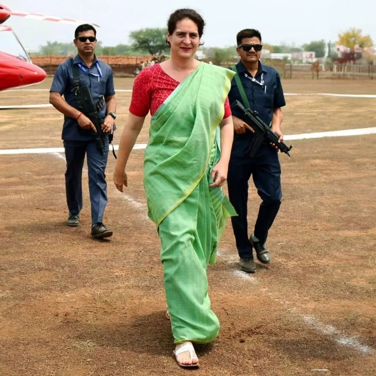 ਪ੍ਰਿਯੰਕਾ ਵਾਡਰਾ ਦੀਆਂ ਸਾੜੀਆਂ ਦੇ ਕੁਲੈਕਸ਼ਨ ਵਿੱਚ ਖਾਦੀ ਵੀ ਸ਼ਾਮਲ ਹੈ। ਜਦੋਂ ਵੀ ਉਹ ਖਾਦੀ ਸਾੜੀ ਵਿੱਚ ਦਿਖਾਈ ਦਿੰਦੀ ਹੈ ਤਾਂ ਨਾ ਸਿਰਫ਼ ਹੈਂਡਲੂਮ ਨੂੰ ਉਤਸ਼ਾਹਿਤ ਕਰਦੀ ਹੈ ਬਲਕਿ ਔਰਤਾਂ ਨੂੰ ਲੋਕਲ ਫੈਬਰਿਕ ਪਹਿਨਣ ਲਈ ਵੀ ਪ੍ਰੇਰਿਤ ਕਰਦੀ ਹੈ। ਭਾਰਤੀ ਪਹਿਰਾਵੇ ਨੂੰ ਕੈਰੀ ਕਰਦੇ ਹੋਏ ਸਾਦਗੀ ਵਿੱਚ ਵੀ ਲਾਈਮਲਾਈਟ ਲੁੱਟਣਾ ਆਪਣੇ ਆਪ ਵਿੱਚ ਸ਼ਾਨਦਾਰ ਹੈ।