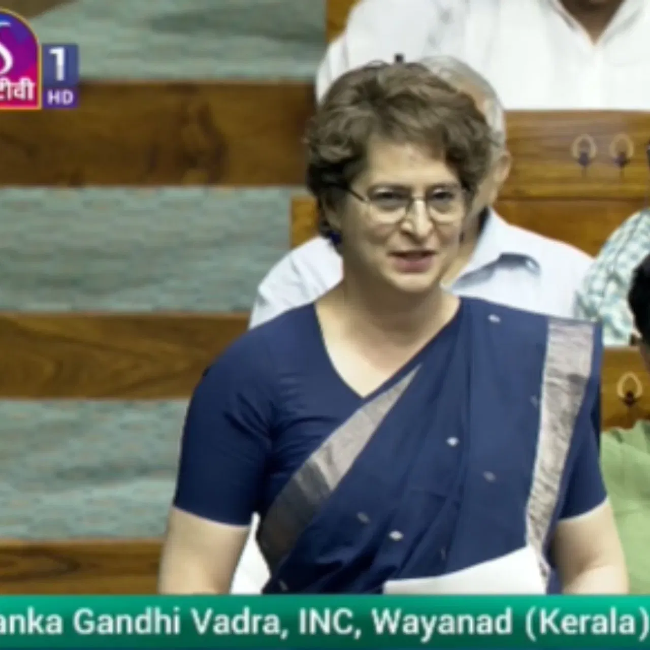 ਕਾਂਗਰਸ ਨੇਤਾ ਪ੍ਰਿਯੰਕਾ ਗਾਂਧੀ ਨੇ 16 ਅਪ੍ਰੈਲ ਨੂੰ ਸੰਸਦ ਵਿੱਚ ਮਹਿਲਾ ਰਾਖਵਾਂਕਰਨ ਬਿੱਲ ਲਈ ਆਪਣੀ ਗੱਲ ਸੰਸਦ ਵਿੱਚ ਰੱਖੀ। ਇਸ ਦੌਰਾਨ ਉਨ੍ਹਾਂ ਦੀ ਕੋਰਾ ਬਨਾਰਸੀ ਸਾੜੀ ਲੁੱਕ ਨੇ ਵੀ ਧਿਆਨ ਖਿੱਚਿਆ। ਪ੍ਰਿਯੰਕਾ ਅਕਸਰ ਆਪਣੇ ਸਾੜੀ ਵਾਲੇ ਲੁੱਕਸ ਲਈ ਸੁਰਖੀਆਂ ਵਿੱਚ ਰਹਿੰਦੀ ਹੈ। ਇੱਥੇ ਦੇਖੋਂ ਉਨ੍ਹਾਂ ਦੇ ਬੈਸਟ ਸਾੜੀ ਲੁੱਕਸ...