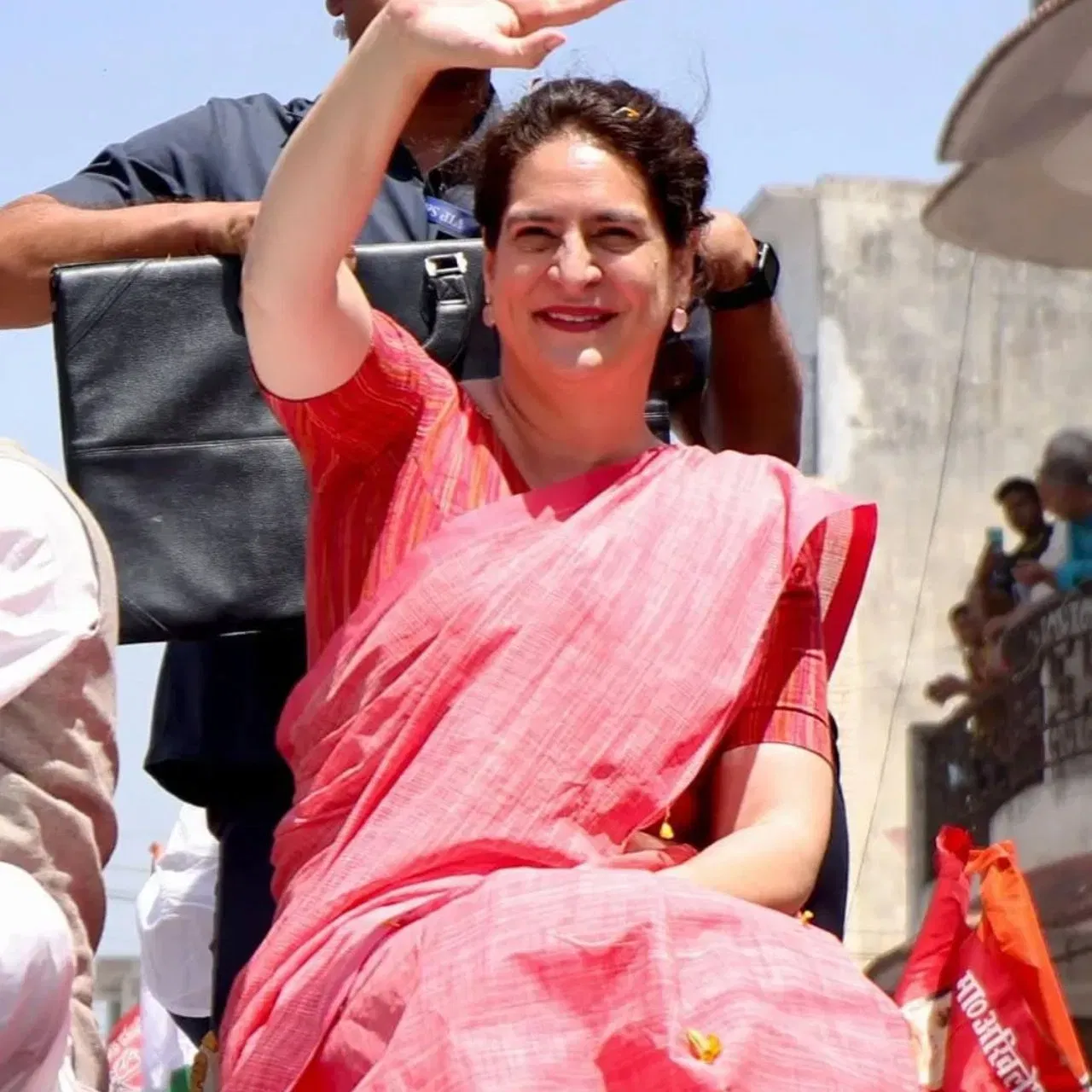 ਉਨ੍ਹਾਂ ਦੇ ਕਈ ਲੁਕਸ ਅਜਿਹੇ ਹਨ, ਜਿਨ੍ਹਾਂ ਵਿੱਚ ਸਿੰਗਲ-ਟੋਨ ਸਾੜੀਆਂ ਵੀ ਨਜਰ ਆਉਂਦੀਆਂ ਹਨ, ਇਨ੍ਹਾਂ ਵਿੱਚ ਕੋਈ ਵੀ ਭਾਰੀ ਪ੍ਰਿੰਟ ਨਹੀਂ ਹੁੰਦਾ ਹੈ। ਇਹ ਸਿੰਪਲ ਹੋਣ ਦੇ ਬਾਵਜੂਦ, ਅਟ੍ਰੈਕਟਿਵ ਲੱਗਦਾ ਹੈ। ਉਨ੍ਹਾਂ ਦੇ ਛੋਟੇ ਵਾਲ ਅਤੇ ਬਿਨਾਂ ਕਿਸੇ ਐਕਸੇਸਰੀ ਦੇ ਐਲੀਗੈਂਟ ਆਉਣਾ ਕਾਬਿਲ-ਏ-ਤਾਰੀਫ ਹੈ।