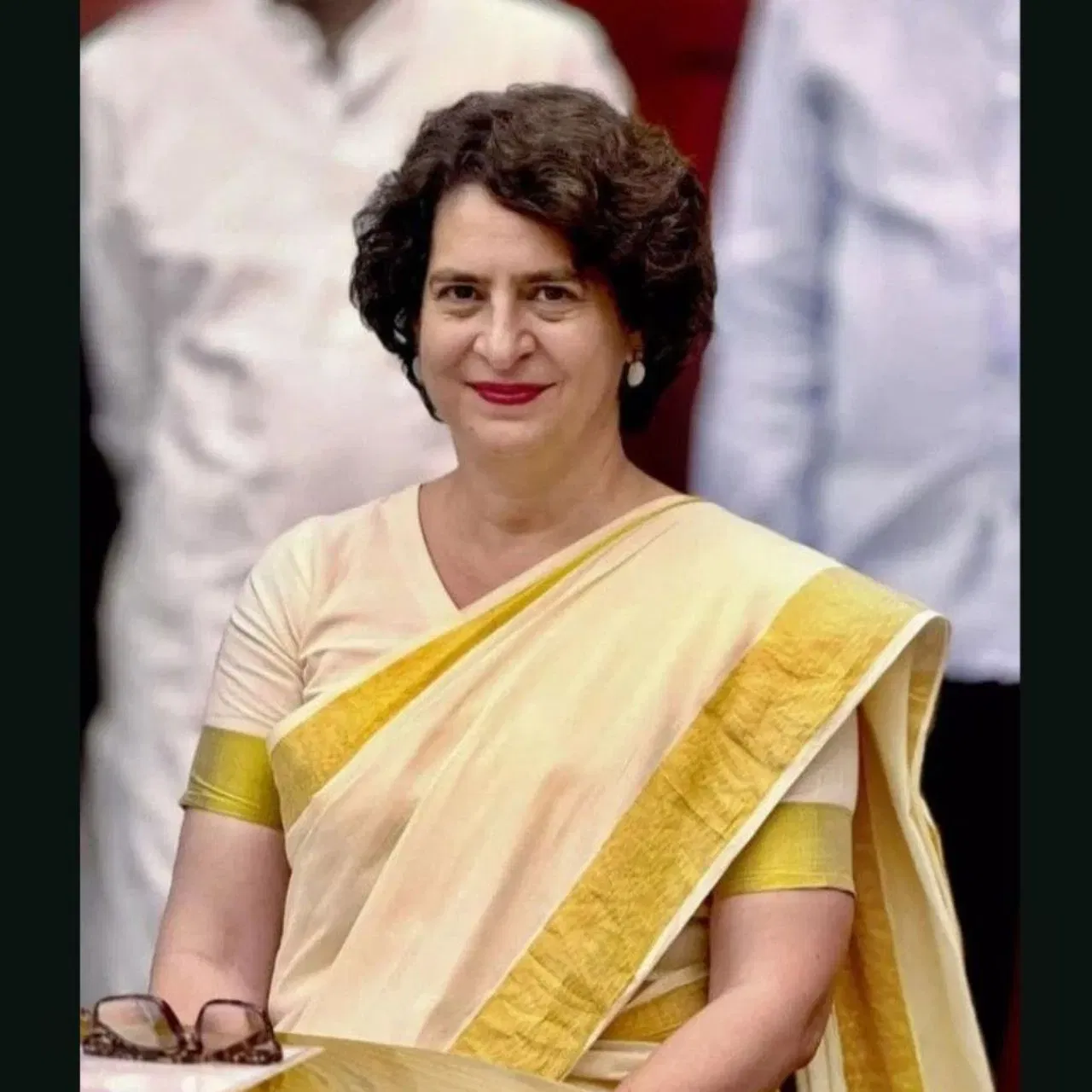 ਪ੍ਰਿਯੰਕਾ ਗਾਂਧੀ ਵਾਡਰਾ ਅਕਸਰ ਆਪਣੇ ਸਾਦਗੀ ਭਰੇ ਫੈਸ਼ਨ ਸੈਂਸ ਲਈ ਸੁਰਖੀਆਂ ਵਿੱਚ ਛਾਈ ਰਹਿੰਦੀ ਹਨ। ਉਨ੍ਹਾਂ ਦੇ ਪਹਿਰਾਵੇ ਵਿੱਚ ਹਮੇਸ਼ਾ ਟ੍ਰੇਡਿਸ਼ਨਲ ਟੱਚ ਹੁੰਦਾ ਹੈ। ਸੰਸਦ ਤੋਂ ਲੈ ਕੇ ਰੈਲੀਆਂ ਤੱਕ, ਪ੍ਰਿਯੰਕਾ ਗਾਂਧੀ ਦੇ ਆਉਟਫਿਟ ਦਾ ਫੈਬਰਿਕ ਹੈਂਡਲੂਮ, ਕਾਟਨ ਅਤੇ ਬਨਾਰਸੀ ਅੰਦਾਜ ਨੂੰ ਦਰਸਾਉਂਦਾ ਹੈ। ਉਨ੍ਹਾਂ ਦੇ ਇਨ੍ਹਾਂ ਸਿੰਪਲ ਲੁੱਕਸ ਵਿੱਚ ਸਾਬਕਾ ਭਾਰਤੀ ਪ੍ਰਧਾਨ ਮੰਤਰੀ ਇੰਦਰਾ ਗਾਂਧੀ ਦੀ ਝਲਕ ਨਜਰ ਆਉਂਦੀ ਹੈ।