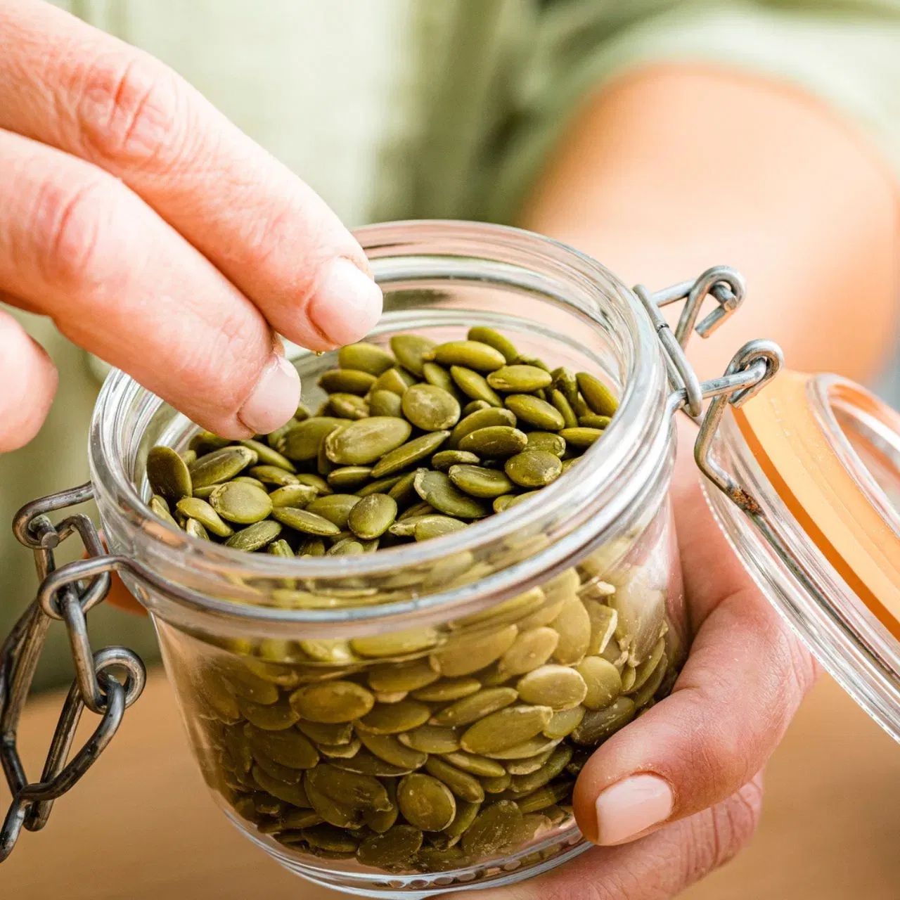 ਜ਼ਿੰਕ ਦੀ ਕਮੀ ਨੂੰ ਦੂਰ ਕਰਨ ਲਈ, ਤੁਸੀਂ ਆਪਣੀ ਖੁਰਾਕ ਵਿੱਚ ਕੱਦੂ ਯਾਨੀ ਪੰਪਕਿਨ ਦੇ ਬੀਜ ਸ਼ਾਮਲ ਕਰ ਸਕਦੇ ਹੋ। USDA ਦੇ ਅਨੁਸਾਰ, 100 ਗ੍ਰਾਮ ਕੱਦੂ ਦੇ ਬੀਜਾਂ ਵਿੱਚ 10.3 ਮਿਲੀਗ੍ਰਾਮ ਜ਼ਿੰਕ ਹੁੰਦਾ ਹੈ। ਇਹ ਬੀਜ ਆਇਰਨ, ਕੈਲਸ਼ੀਅਮ ਅਤੇ ਪ੍ਰੋਟੀਨ, ਵਿਟਾਮਿਨ ਏ ਅਤੇ ਫੈਟੀ ਐਸਿਡ ਸਮੇਤ ਕਈ ਖਣਿਜਾਂ ਦਾ ਚੰਗਾ ਸਰੋਤ ਵੀ ਹਨ। (ਸਾਰੇ ਚਿੱਤਰ: ਗੈਟੀ ਚਿੱਤਰ)