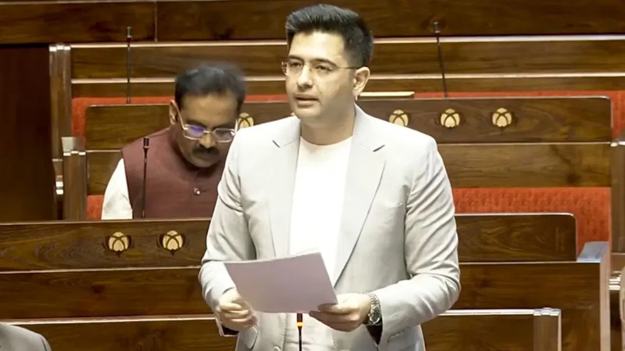 ਰਾਘਵ ਚੱਢਾ ਦੀ ਗਿਣਤੀ ਆਮ ਆਦਮੀ ਪਾਰਟੀ ਦੇ ਸਭ ਤੋਂ ਪ੍ਰਮੁੱਖ ਅਤੇ ਨੀਤੀ ਘਾੜੇ ਆਗੂਆਂ ਵਿੱਚ ਹੁੰਦੀ ਸੀ। ਦਿੱਲੀ ਵਿੱਚ ਪੈਦਾ ਹੋਏ ਚੱਢਾ ਪੇਸ਼ੇ ਤੋਂ ਚਾਰਟਰਡ ਅਕਾਊਂਟੈਂਟ (CA) ਹਨ ਅਤੇ ਰਾਜਨੀਤੀ ਵਿੱਚ ਆਉਣ ਤੋਂ ਪਹਿਲਾਂ ਉਨ੍ਹਾਂ ਨੇ ਕਾਰਪੋਰੇਟ ਸੈਕਟਰ ਵਿੱਚ ਵੀ ਕੰਮ ਕੀਤਾ ਹੈ। ਉਹ ਦਿੱਲੀ ਸਰਕਾਰ ਵਿੱਚ ਵਿੱਤ ਮੰਤਰੀ ਦੇ ਸਲਾਹਕਾਰ ਅਤੇ ਦਿੱਲੀ ਜਲ ਬੋਰਡ ਦੇ ਉਪ-ਚੇਅਰਮੈਨ ਰਹੇ। ਸਾਲ 2020 ਵਿੱਚ ਦਿੱਲੀ ਦੇ ਰਾਜਿੰਦਰ ਨਗਰ ਤੋਂ ਵਿਧਾਇਕ ਚੁਣੇ ਜਾਣ ਤੋਂ ਬਾਅਦ, 2022 ਵਿੱਚ ਉਹ ਪੰਜਾਬ ਤੋਂ ਰਾਜ ਸਭਾ ਮੈਂਬਰ ਬਣੇ ਸਨ।