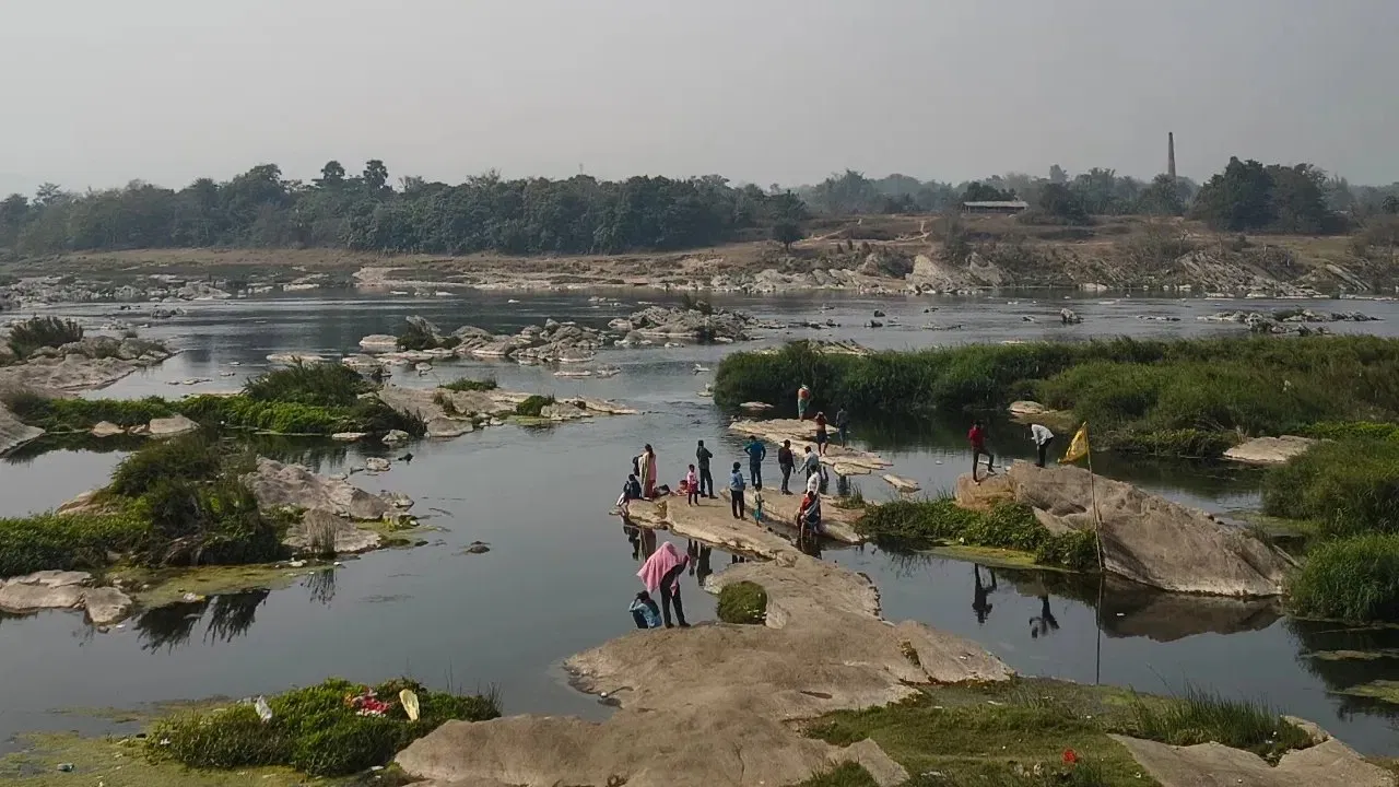 ਕੀ ਹੈ ਇਸਦਾ ਅਸਲ ਨਾਮ? ਇਸ ਸੋਨੇ ਵਾਲੀ ਨਦੀ ਦਾ ਨਾਮ ਸੁਵਰਨਰੇਖਾ ਹੈ। ਇਸਨੂੰ ਸਵਰਨ ਨਦੀ ਦੇ ਨਾਂ ਨਾਲ ਵੀ ਜਾਣਿਆ ਜਾਂਦਾ ਹੈ। ਅਜਿਹਾ ਇਸ ਲਈ ਹੈ ਕਿਉਂਕਿ ਸੰਸਕ੍ਰਿਤ ਨਾਮ ਸੁਵਰਨਰੇਖਾ ਦਾ ਅਰਥ ਹੈ "ਸੁਨਹਿਰੀ ਰੇਖਾ"। ਇਹ ਭਾਰਤ ਦੇ ਪੂਰਬੀ ਹਿੱਸੇ ਵਿੱਚੋਂ ਵਗਦੀ ਹੈ। ਇਸੀ ਦਾ ਉਤਪੰਨ ਝਾਰਖੰਡ ਦੇ ਛੋਟਾ ਨਾਗਪੁਰ ਤੋਂ ਹੁੰਦਾ ਹੈ।