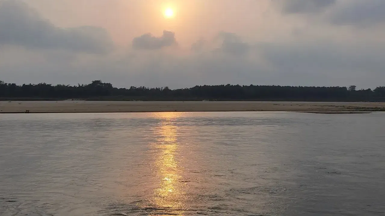 ਕਿਵੇਂ ਪਿਆ ਇਸਦਾ ਨਾਮ ... ਸੁਵਰਨਰੇਖਾ ਨਦੀ ਨੂੰ ਇਸਦਾ ਨਾਮ ਇਸ ਲਈ ਮਿਲਿਆ ਕਿਉਂਕਿ, ਇਤਿਹਾਸਕ ਤੌਰ 'ਤੇ, ਇਸਦੀ ਰੇਤ ਵਿੱਚ ਸੋਨੇ ਦੇ ਅੰਸ਼ ਪਾਏ ਜਾਂਦੇ ਸਨ। ਇਹ ਨਦੀ ਖਣਿਜਾਂ ਨਾਲ ਭਰਪੂਰ ਇਲਾਕਿਆਂ ਵਿੱਚੋਂ ਲੰਘਦੀ ਹੈ, ਜਿੱਥੇ ਸੋਨੇ ਦੇ ਛੋਟੇ-ਛੋਟੇ ਕਣ ਪਾਏ ਜਾਂਦੇ ਹਨ। ਨਦੀ ਦੀ ਇਸ ਖੂਬੀ ਨੇ ਇਸਨੂੰ ਪ੍ਰਸਿੱਧੀ ਦੁਆਈ ਅਤੇ ਇਸਦਾ ਸਵਰਨਰੇਖਾ ਪੈ ਗਿਆ।