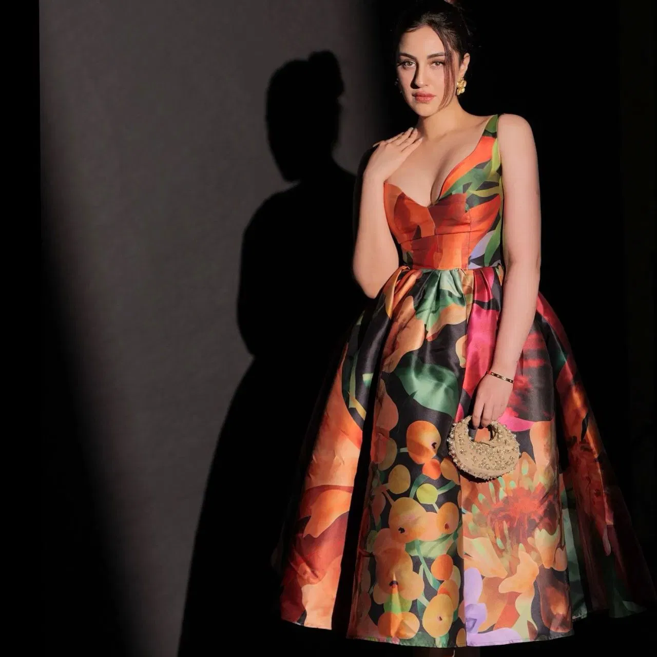 ਸਮਰੀਨ ਨੂੰ ਬਿਊਟੀ ਕਵੀਨ ਕਹਿਣਾ ਗਲਤ ਨਹੀਂ ਹੋਵੇਗਾ। ਇਸ ਫੋਟੋ ਵਿੱਚ, ਸਮਰੀਨ ਇੱਕ ਫੁੱਲਦਾਰ ਪ੍ਰਿੰਟ ਫ੍ਰੌਕ-ਸਟਾਈਲ ਡਰੈੱਸ ਵਿੱਚ ਨਜਰ ਆ ਰਹੀ ਹੈ, ਜੋ ਉਨ੍ਹਾਂ ਤੇ ਖੂਬ ਜੱਚ ਰਹੀ ਹੈ। ਉਸਨੇ ਆਪਣੇ ਵਾਲਾਂ ਨੂੰ ਜੂੜੇ ਵਿੱਚ ਬੰਨ੍ਹਿਆ ਹੈ ਅਤੇ ਨਿਊਡ ਮੇਕਅਪ ਨਾਲ ਆਪਣਾ ਲੁੱਕ ਪੂਰਾ ਕੀਤਾ ਹੈ।