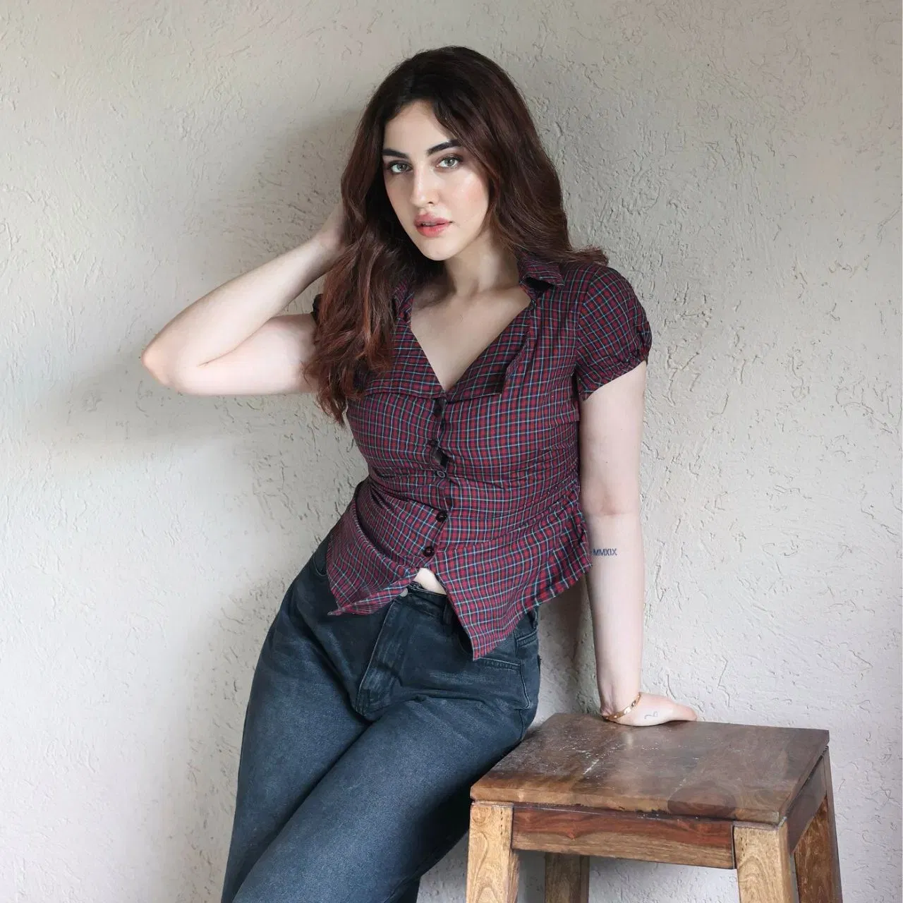 ਸਮਰੀਨ ਦਾ ਲੁੱਕ ਕਾਫ਼ੀ ਐਲੀਗੇਂਟ ਲੱਗ ਰਿਹਾ ਹੈ। ਉਨ੍ਹਾਂ ਨੇ ਬਲੂ ਡੈਨਿਮ ਜੀਨ ਦੇ ਨਾਲ ਇੱਕ ਪਰਪਲ ਕਲਰ ਦੀ ਚੈੱਕ ਸ਼ਰਟ ਸਟਾਈਲ ਟਾਪ ਵੀਅਰ ਕੀਤਾ ਹੈ। ਕੈਜੁਅਲ ਲੁੱਕ ਆਉਟਿੰਗ ਅਤੇ ਕਾਲਜ ਲਈ ਲਈ ਪਰਫੈਕਟ ਹੈ।