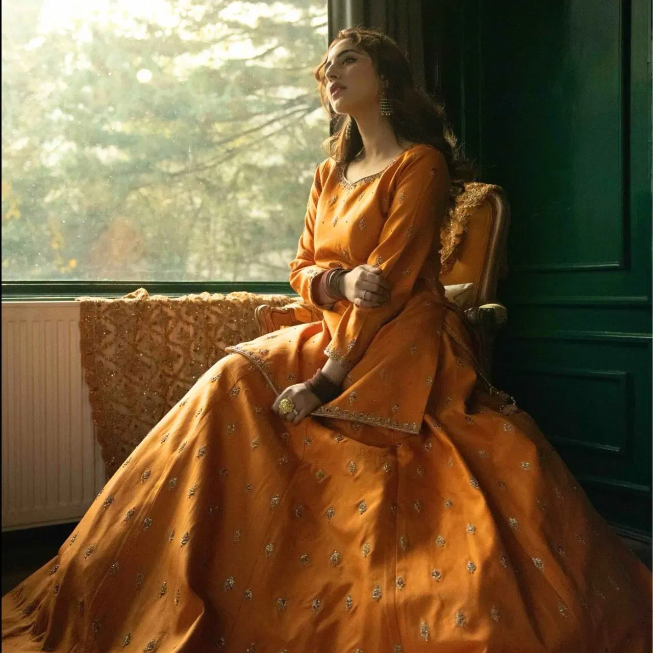 ਸਮਰੀਨ ਇੰਡੀਅਨ ਵੀਅਰ ਵਿੱਚ ਵੀ ਸ਼ਾਨਦਾਰ ਲੱਗ ਰਹੀ ਹੈ। ਉਨ੍ਹਾਂ ਨੇ ਮਸਟਰਡ ਯੈਲੋ ਕਲਰ ਦਾ ਲਹਿੰਗਾ ਵੀਅਰ ਕੀਤਾ ਹੈ, ਜਿਸਦੇ ਨਲ ਕੁਰਤੀ ਪੇਅਰਅਪ ਕੀਤੀ ਹੈ। ਕਰਲੀ ਹੇਅਰ, ਲਾਈਟ ਮੇਕਅਪ ਅਤੇ ਕਾਜਲ ਲੱਗੀਆਂ ਅੱਖਾਂ ਵਿੱਚ ਸਮਰੀਨ ਅਪਸਰਾ ਵਰਗੀ ਲੱਗ ਰਹੀ ਹੈ।